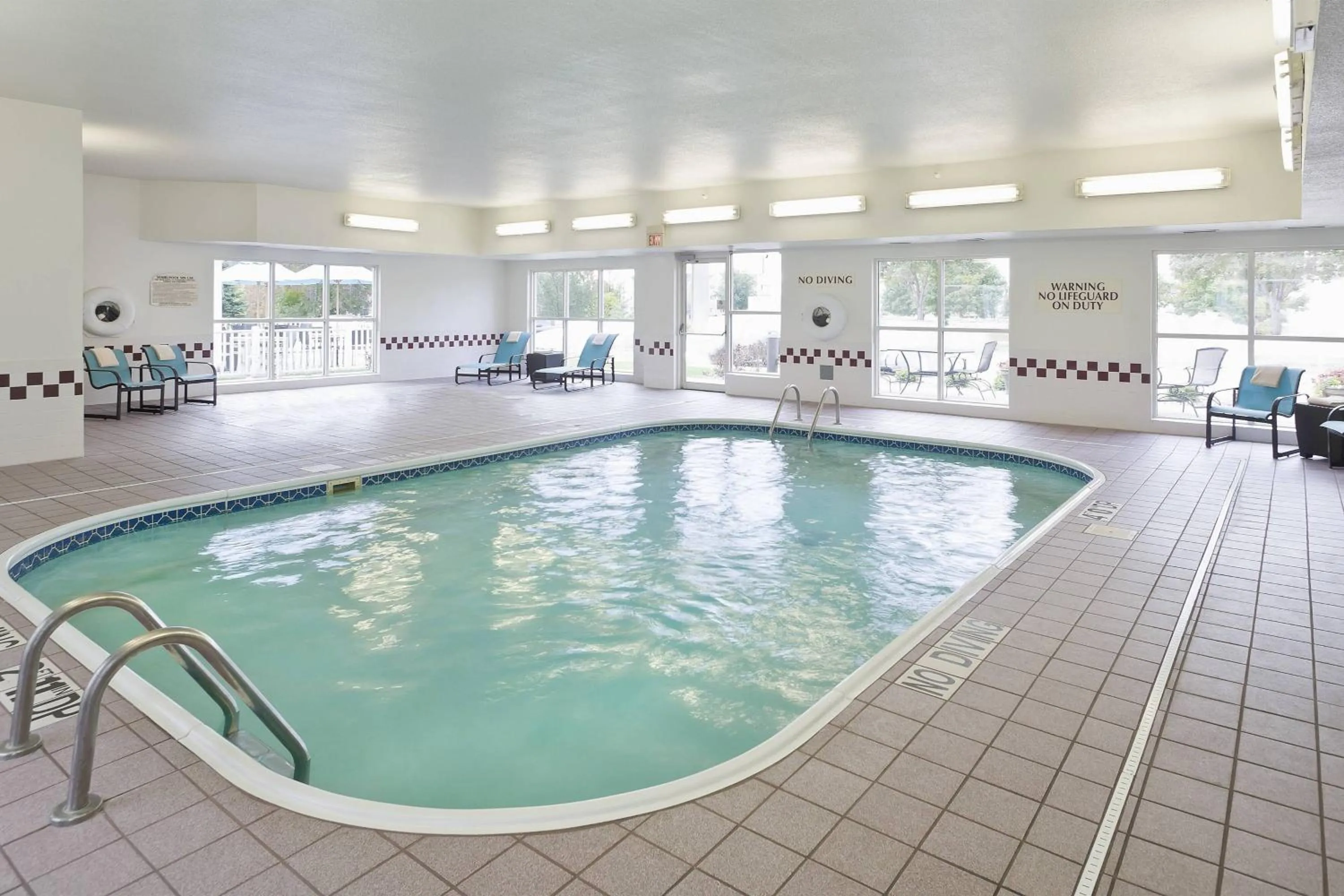 Swimming pool in Residence Inn Madison East