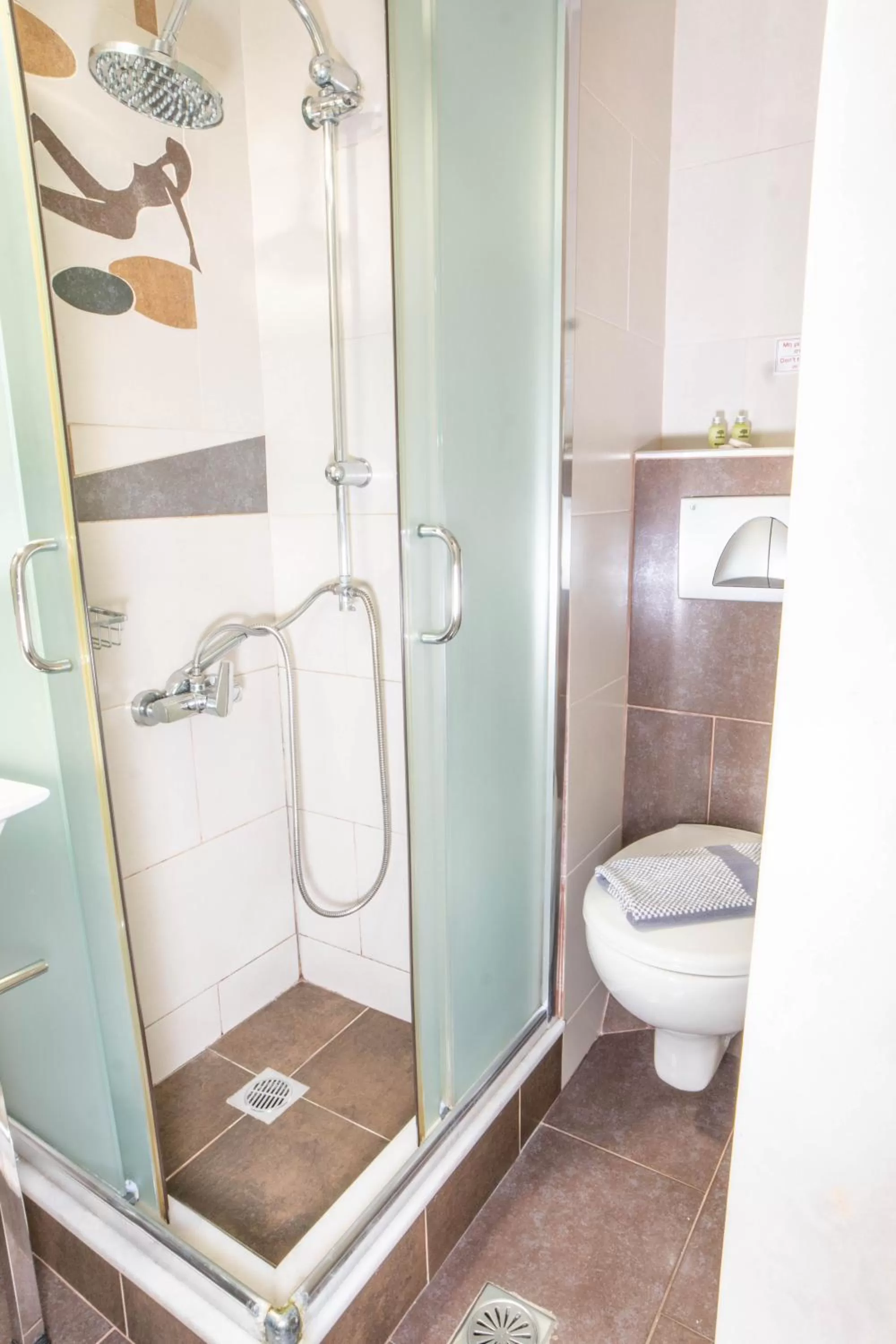 Shower in Argo Hotel Piraeus