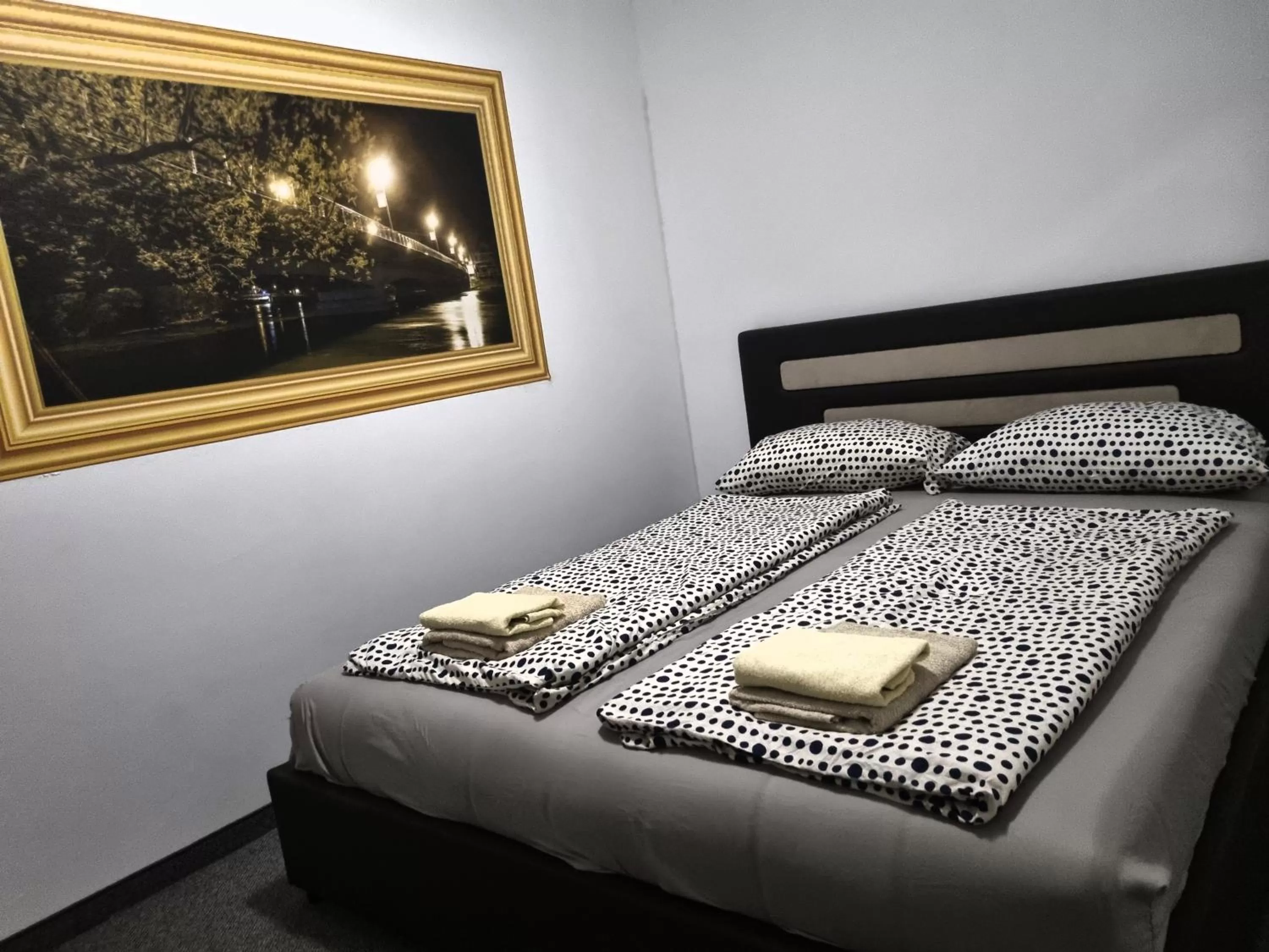 Bedroom, Bed in Motel Medium