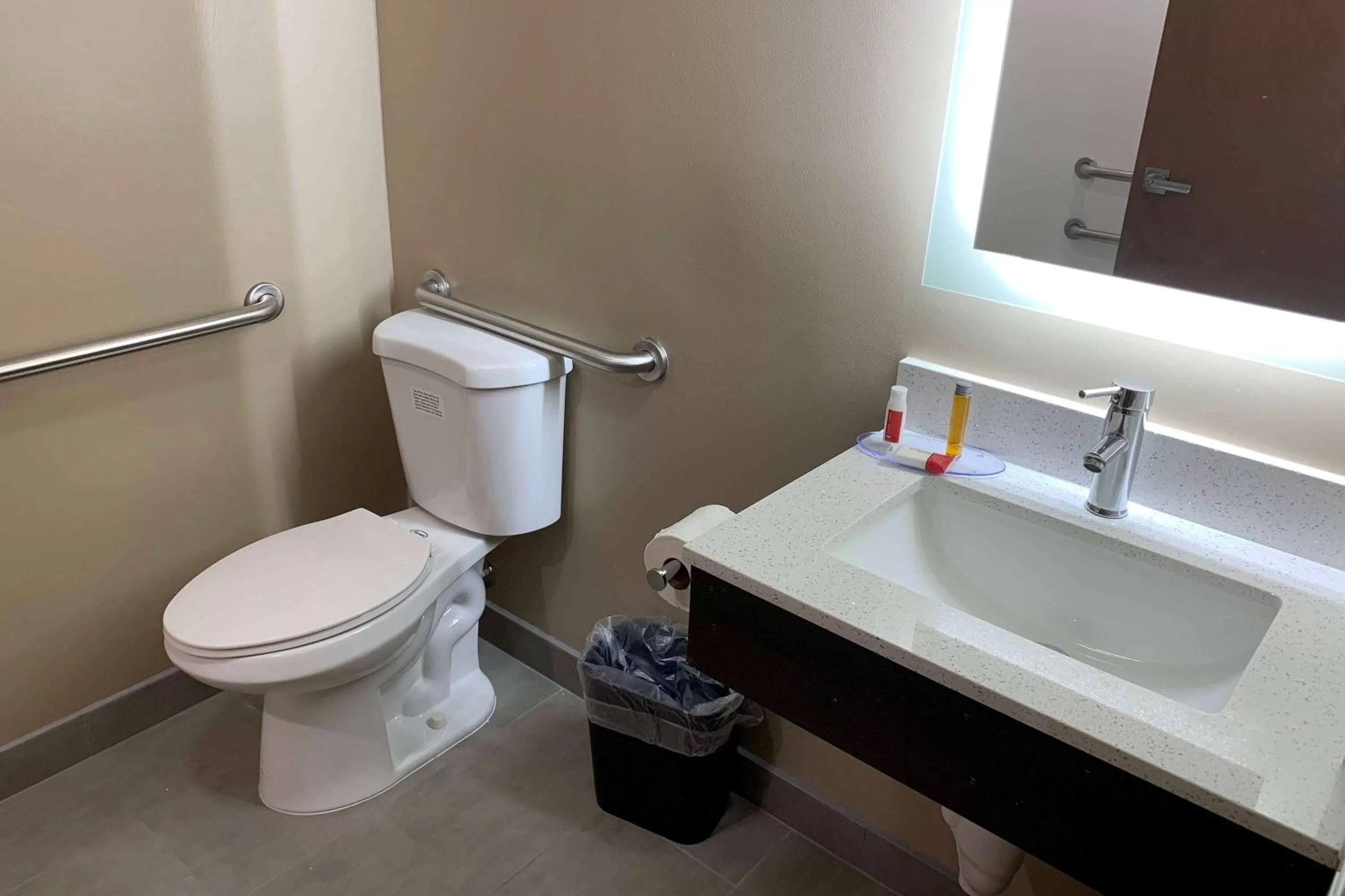 TV and multimedia in Super 8 by Wyndham Joliet