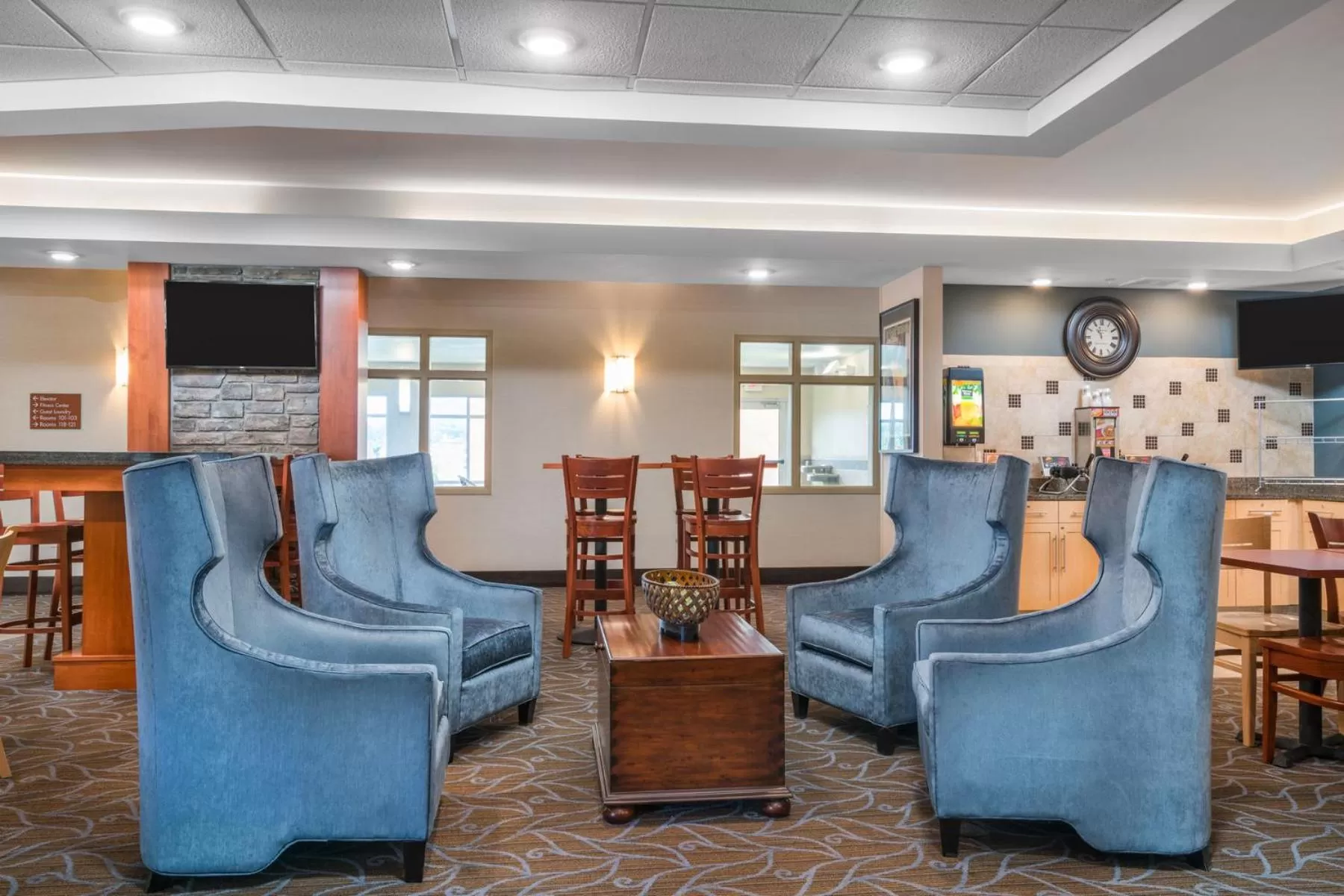 Lobby or reception in AmericInn by Wyndham Windom