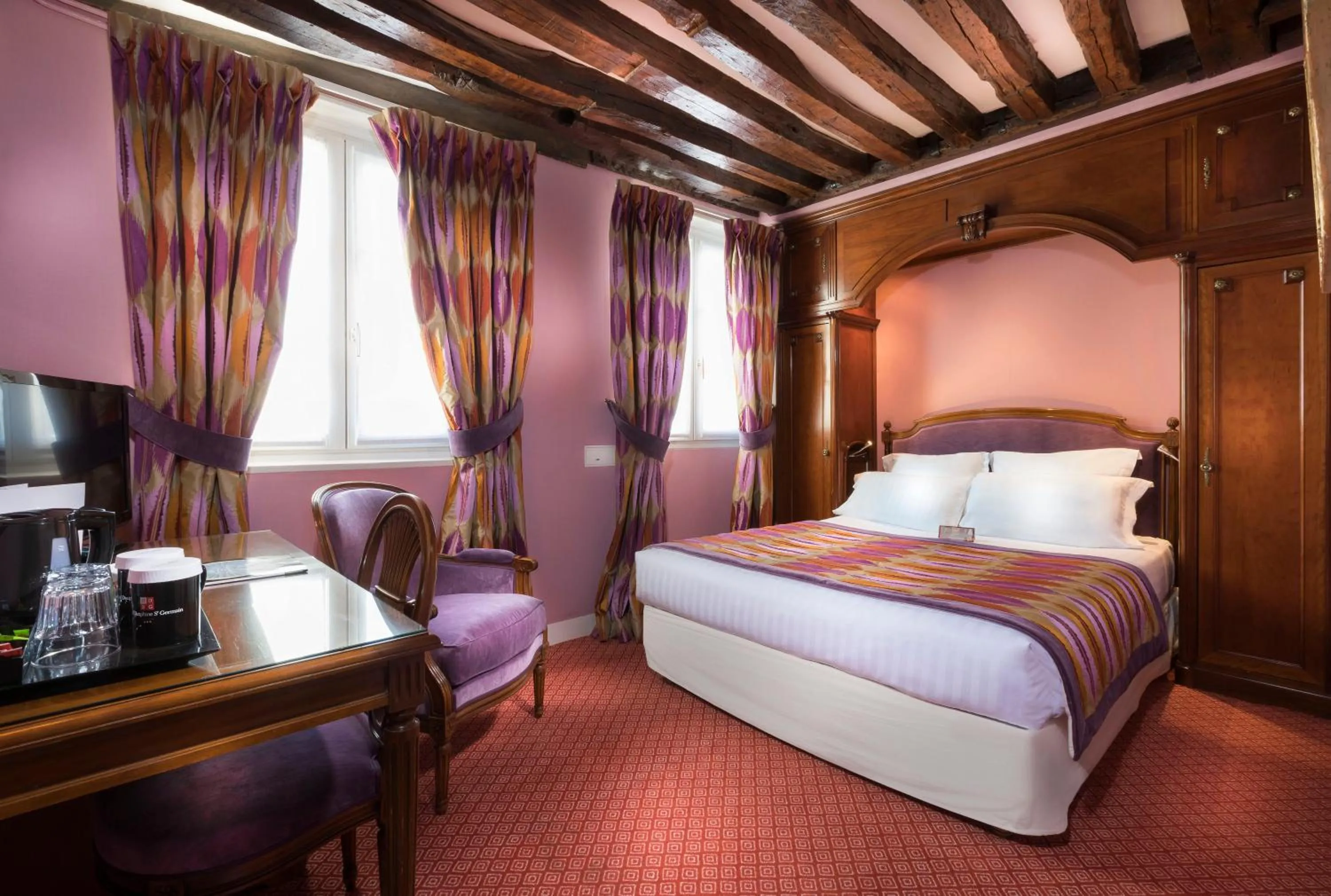 Photo of the whole room, Bed in Dauphine Saint Germain