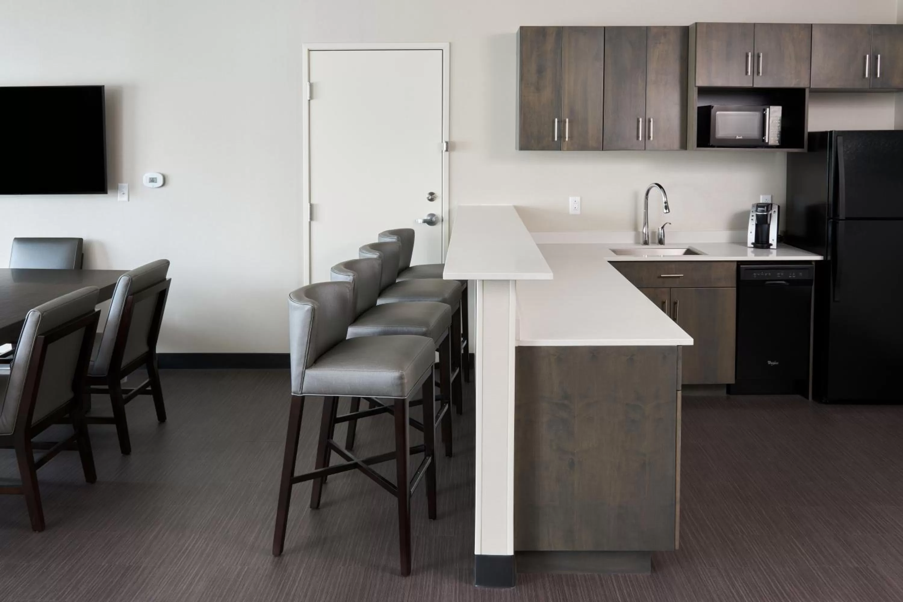 Bedroom in Holiday Inn & Suites Philadelphia W - Drexel Hill by IHG