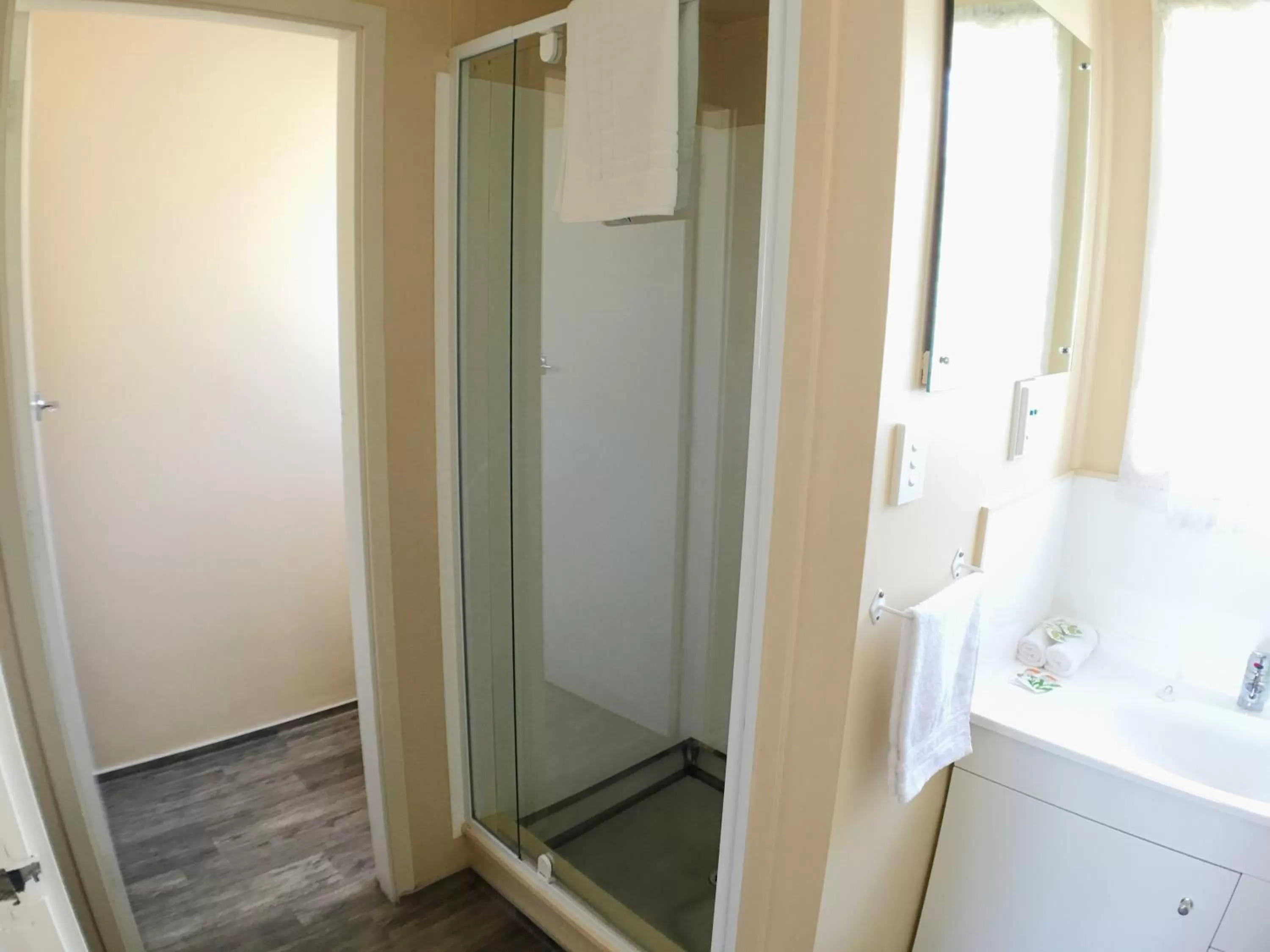 Shower in Merivale Court Motel & Apartments