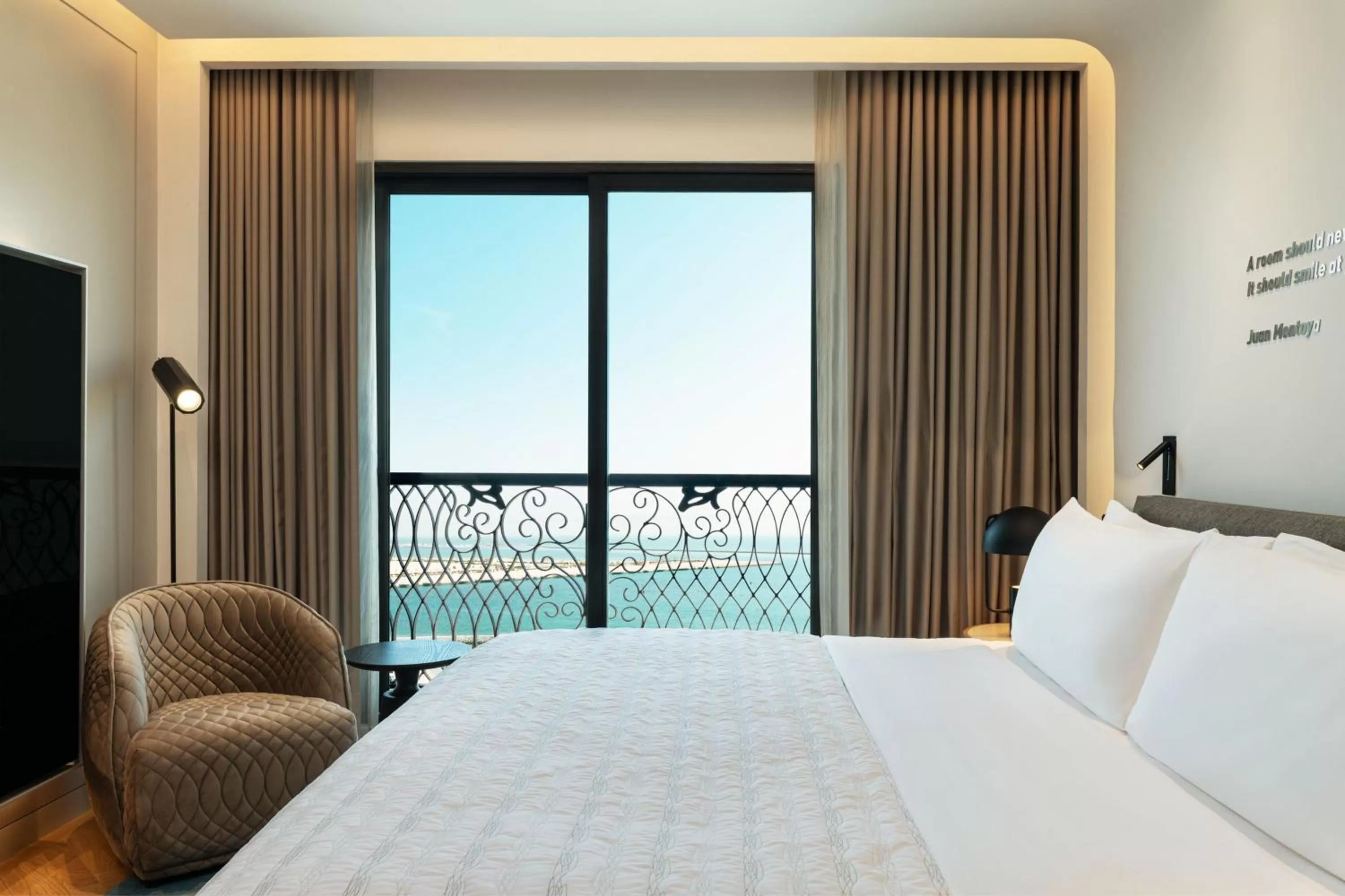 Bedroom, Bed in Le Royal Méridien Place Vendôme Lusail