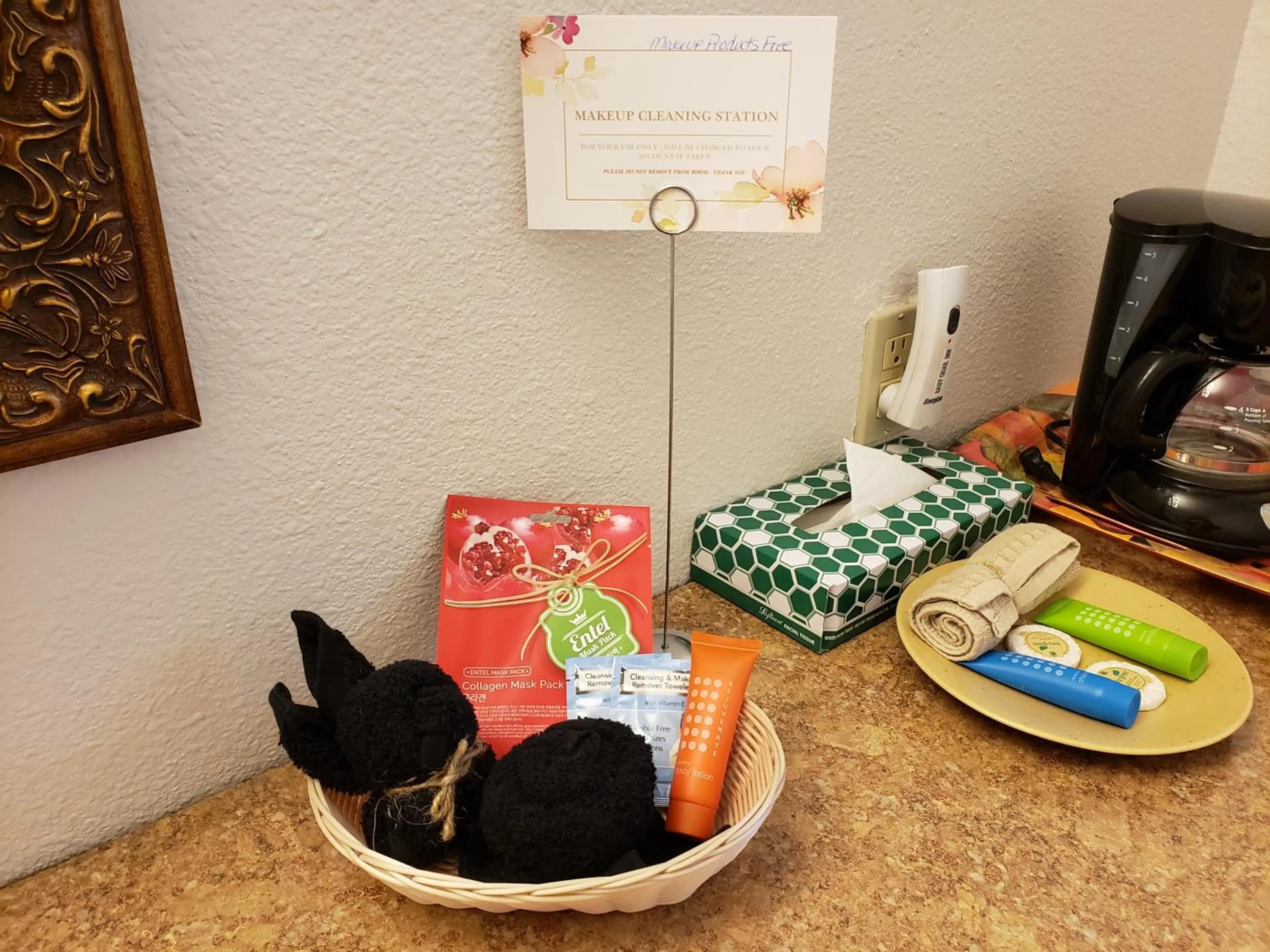 Coffee/tea facilities in Baby Quail Inn