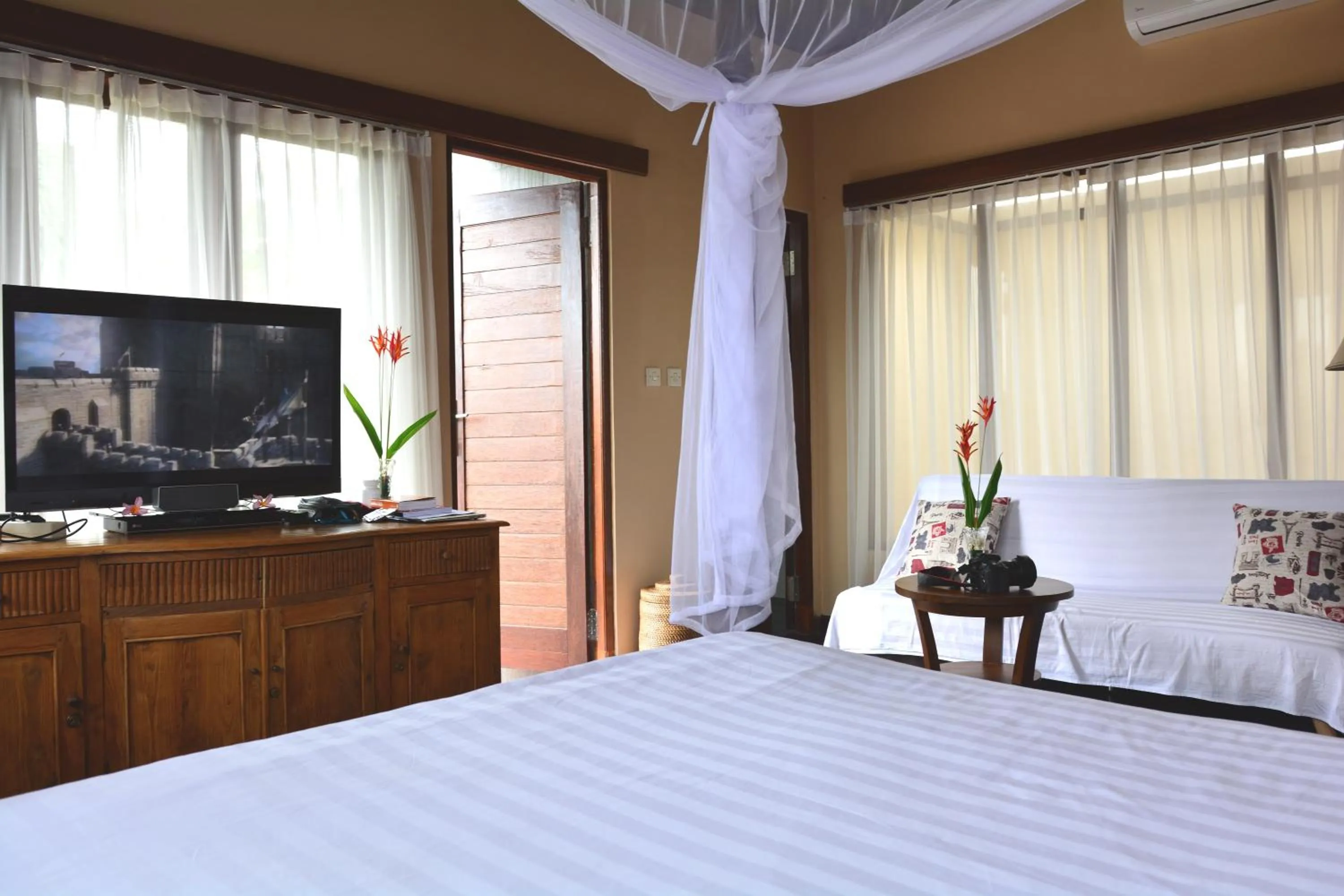 Communal lounge/ TV room, Bed in Griya Sriwedari
