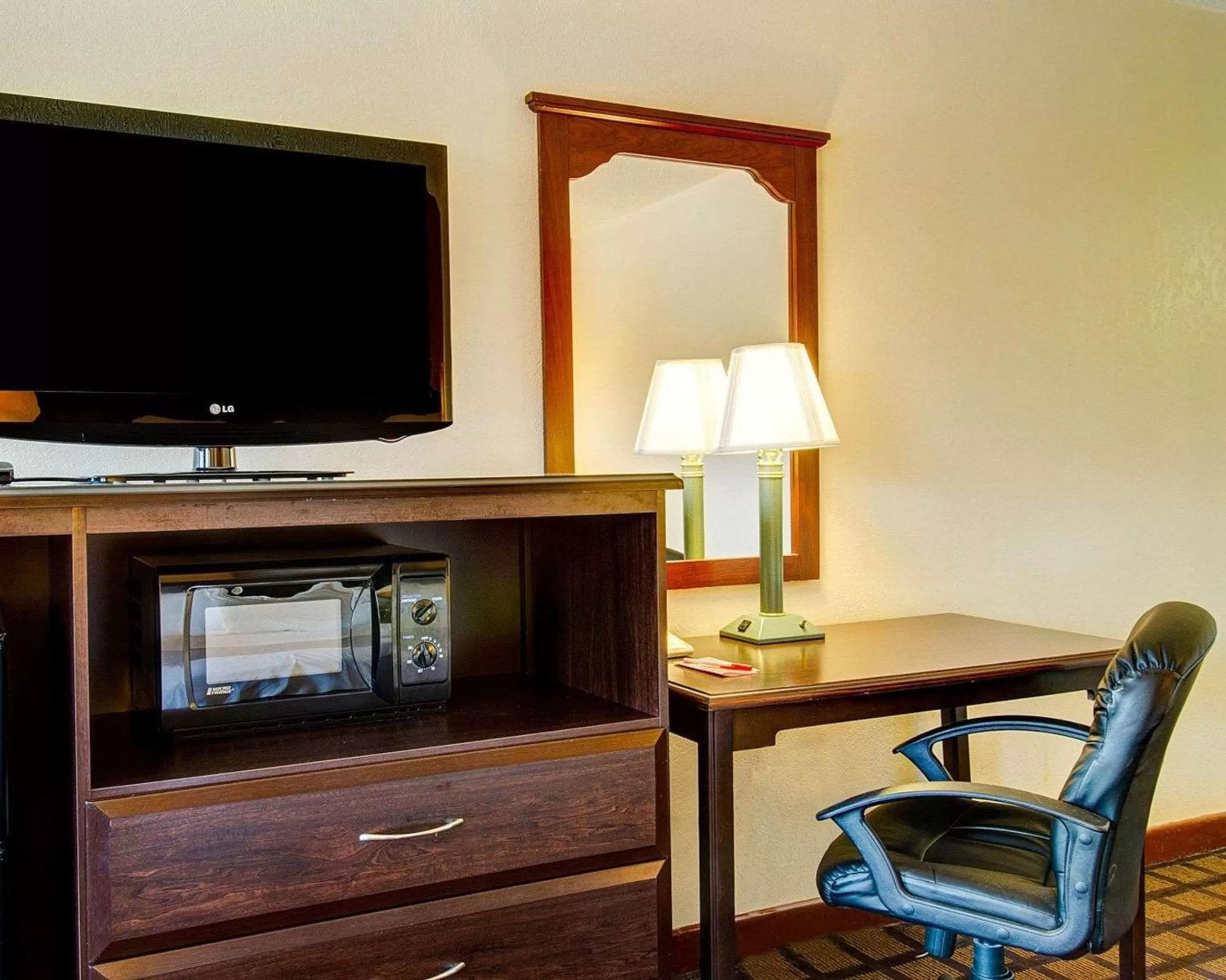 Photo of the whole room in Econo Lodge Sharon - Foxborough