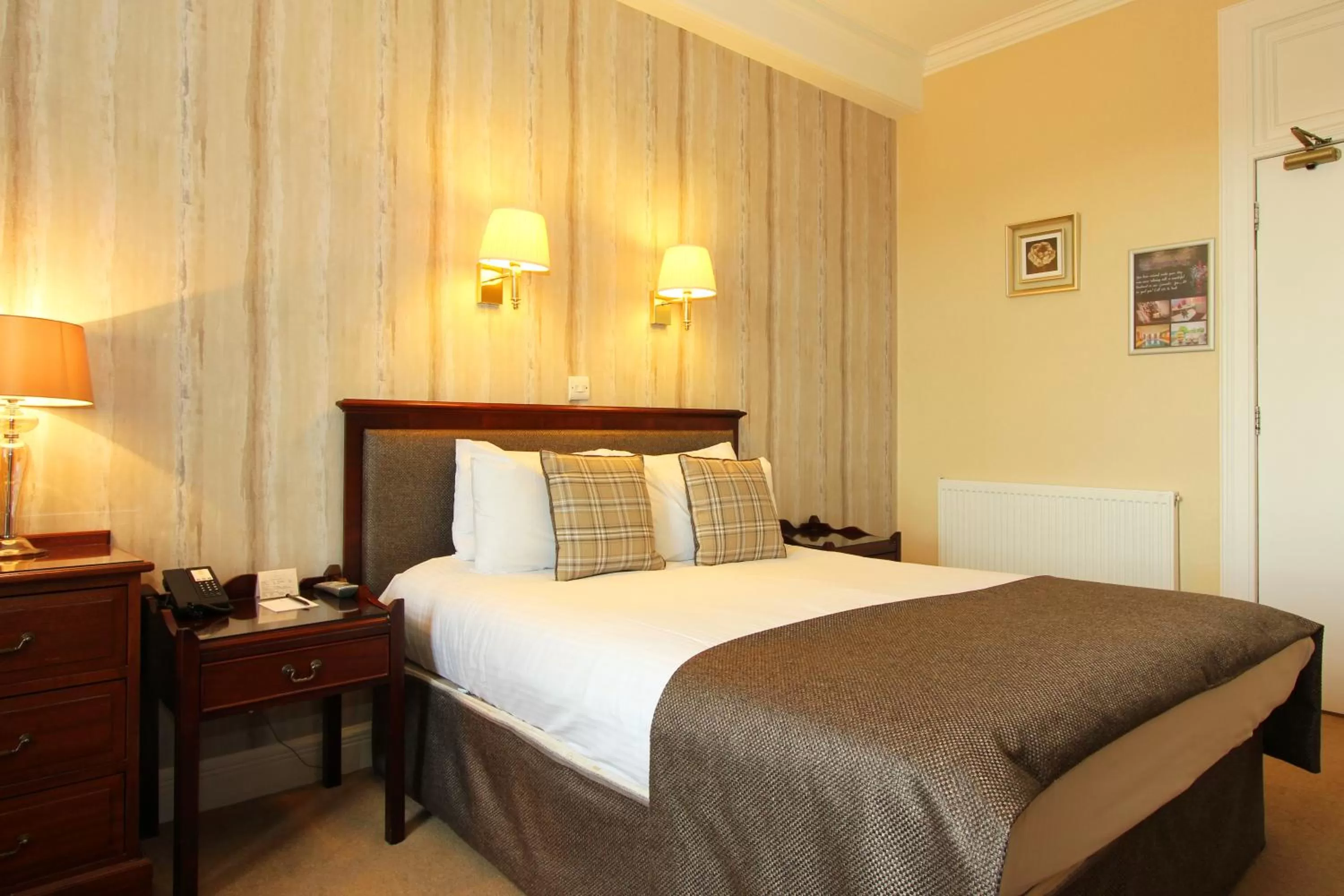 Photo of the whole room, Bed in The Atholl Palace