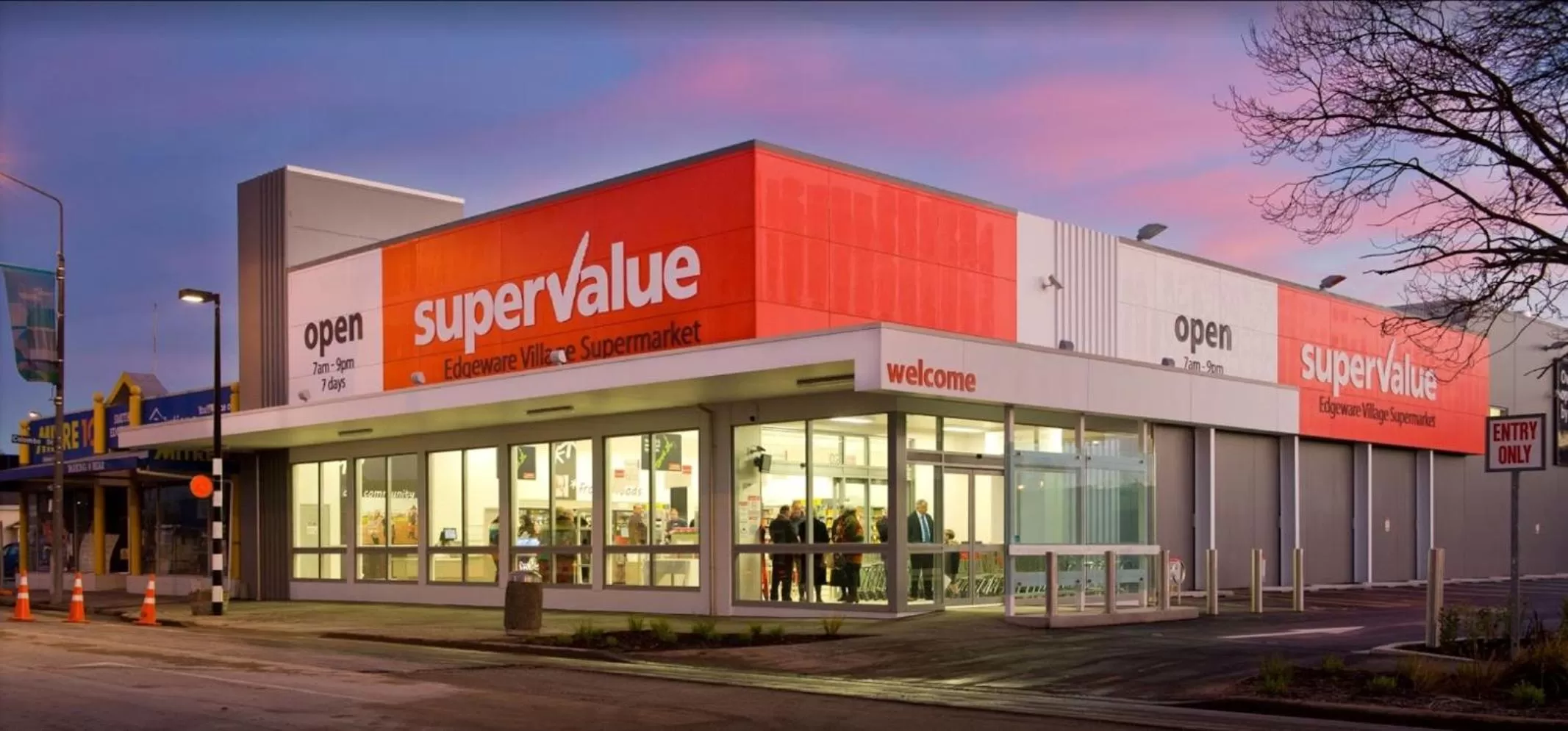 Supermarket/grocery shop in Arthur's Court Motor Lodge