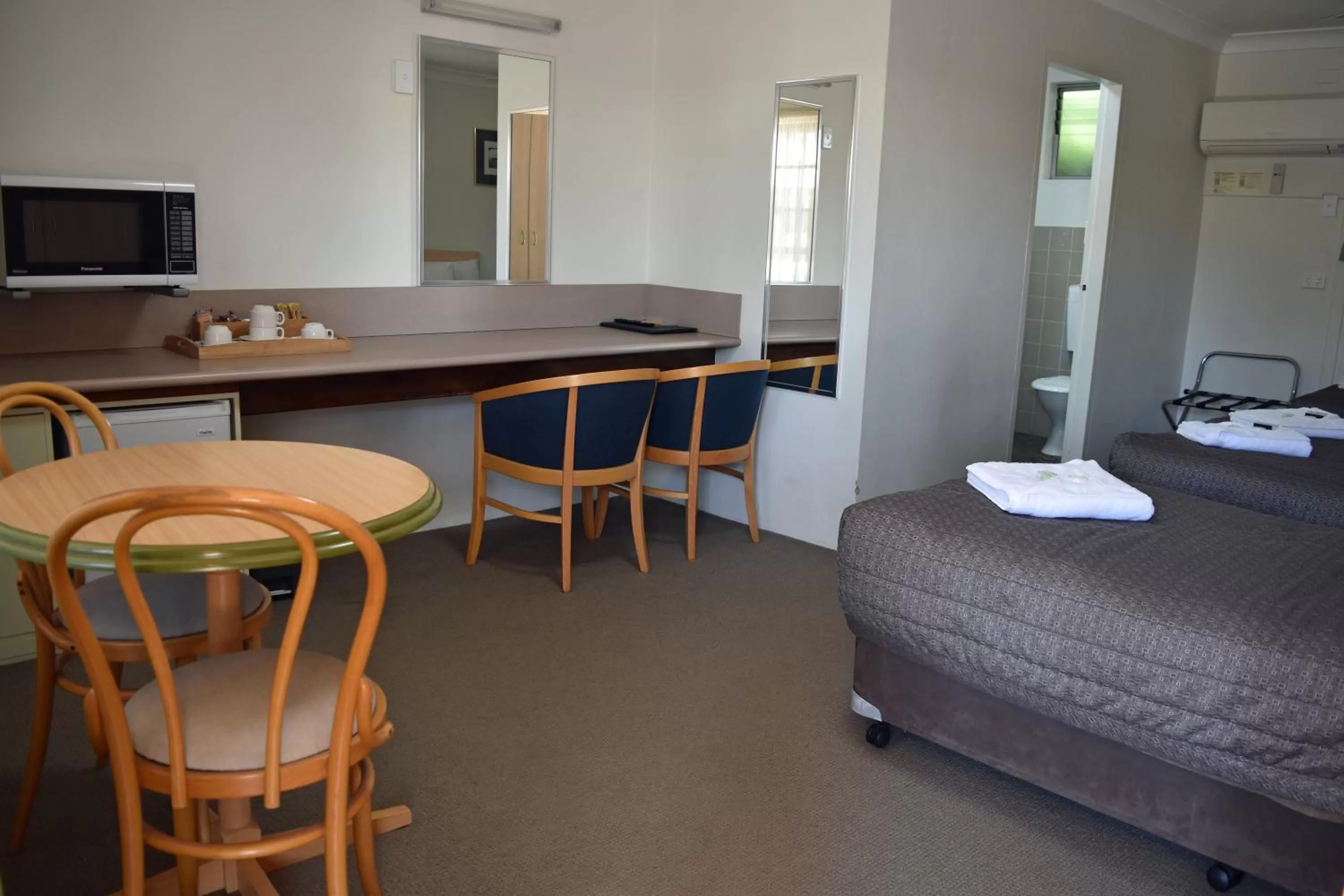 Ten Dollar Town Motel