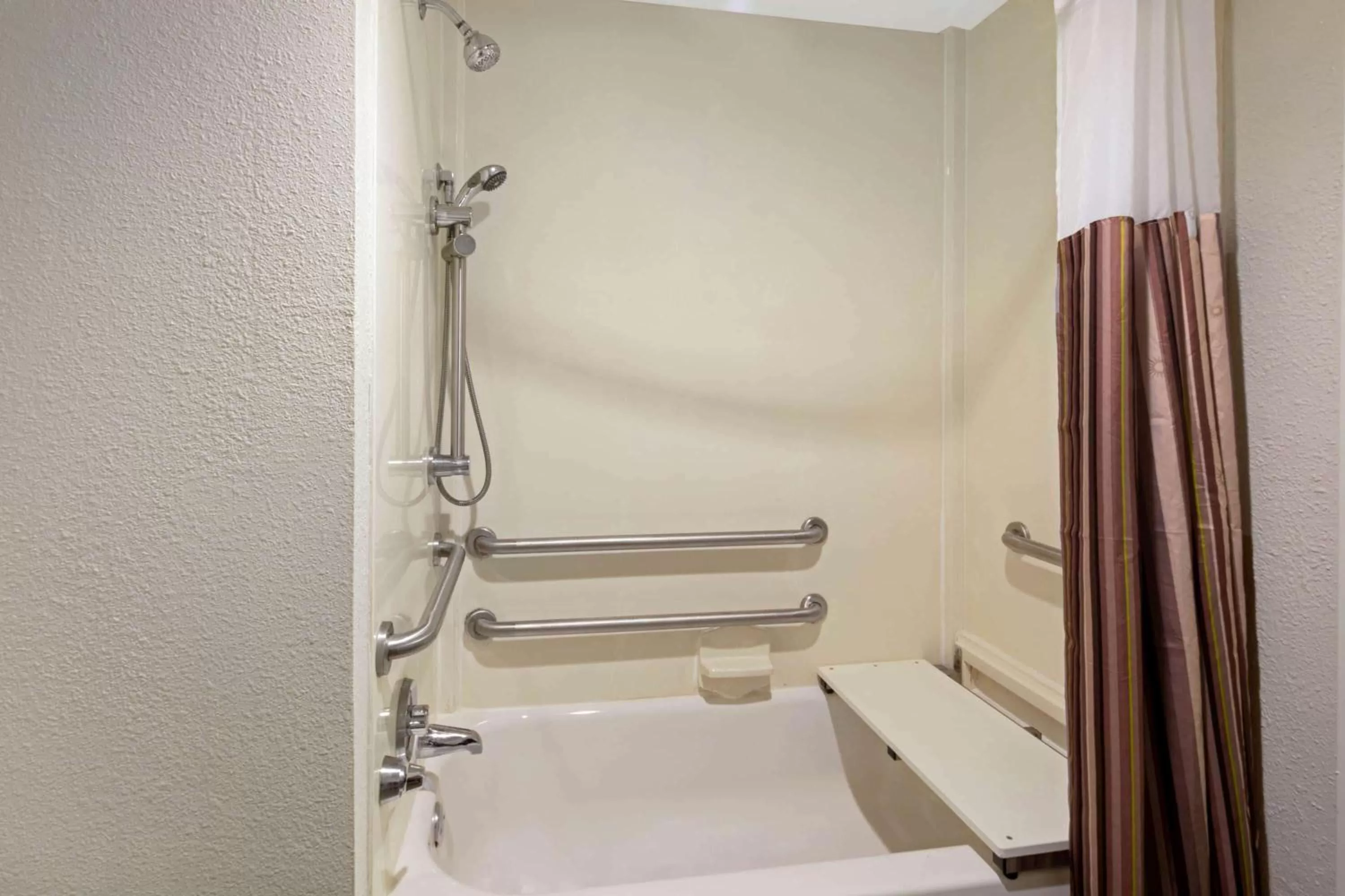 Bathroom in La Quinta by Wyndham Miami Airport East