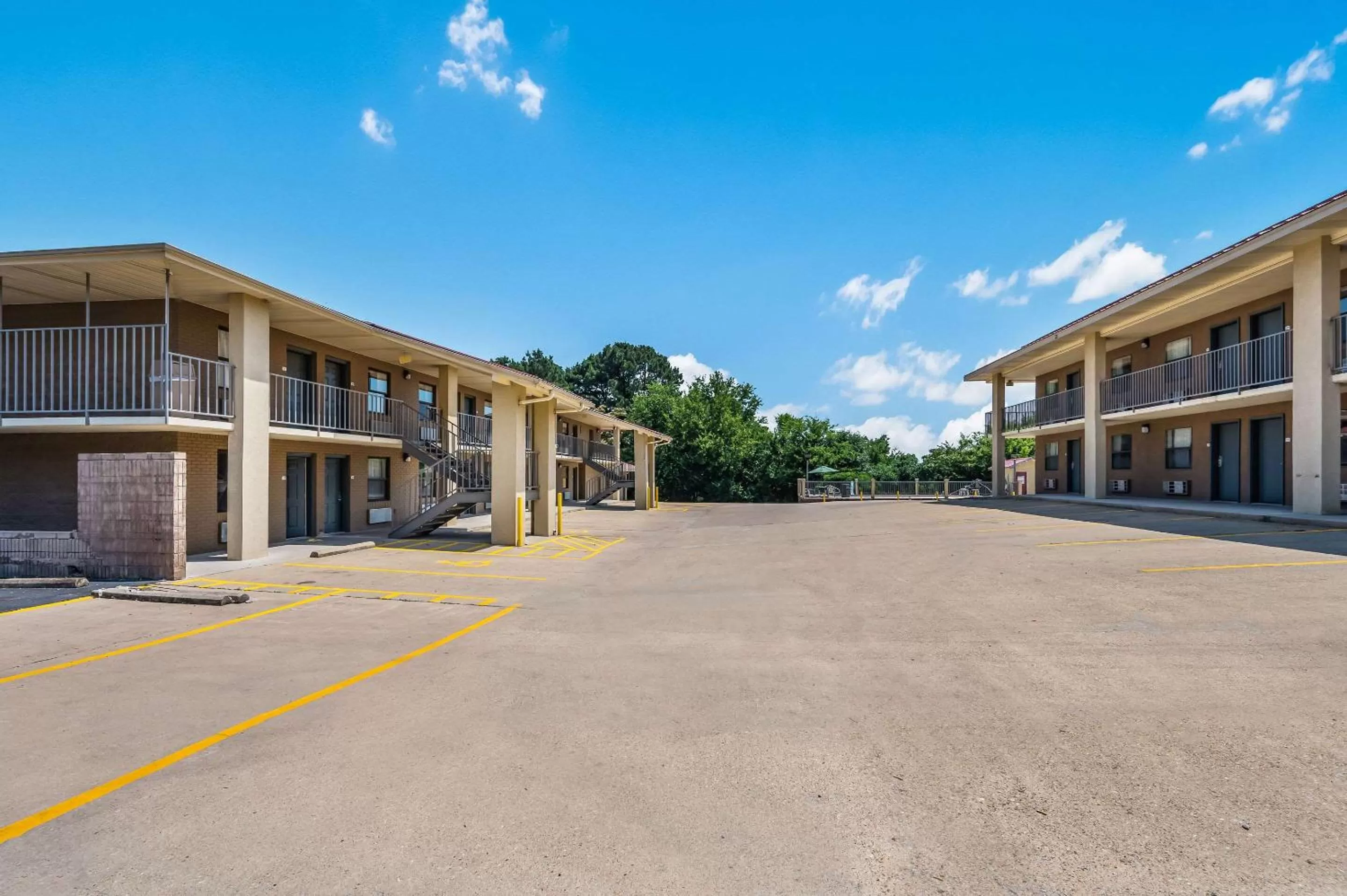 Property building in Quality Inn & Suites Hot Springs-Lake Hamilton