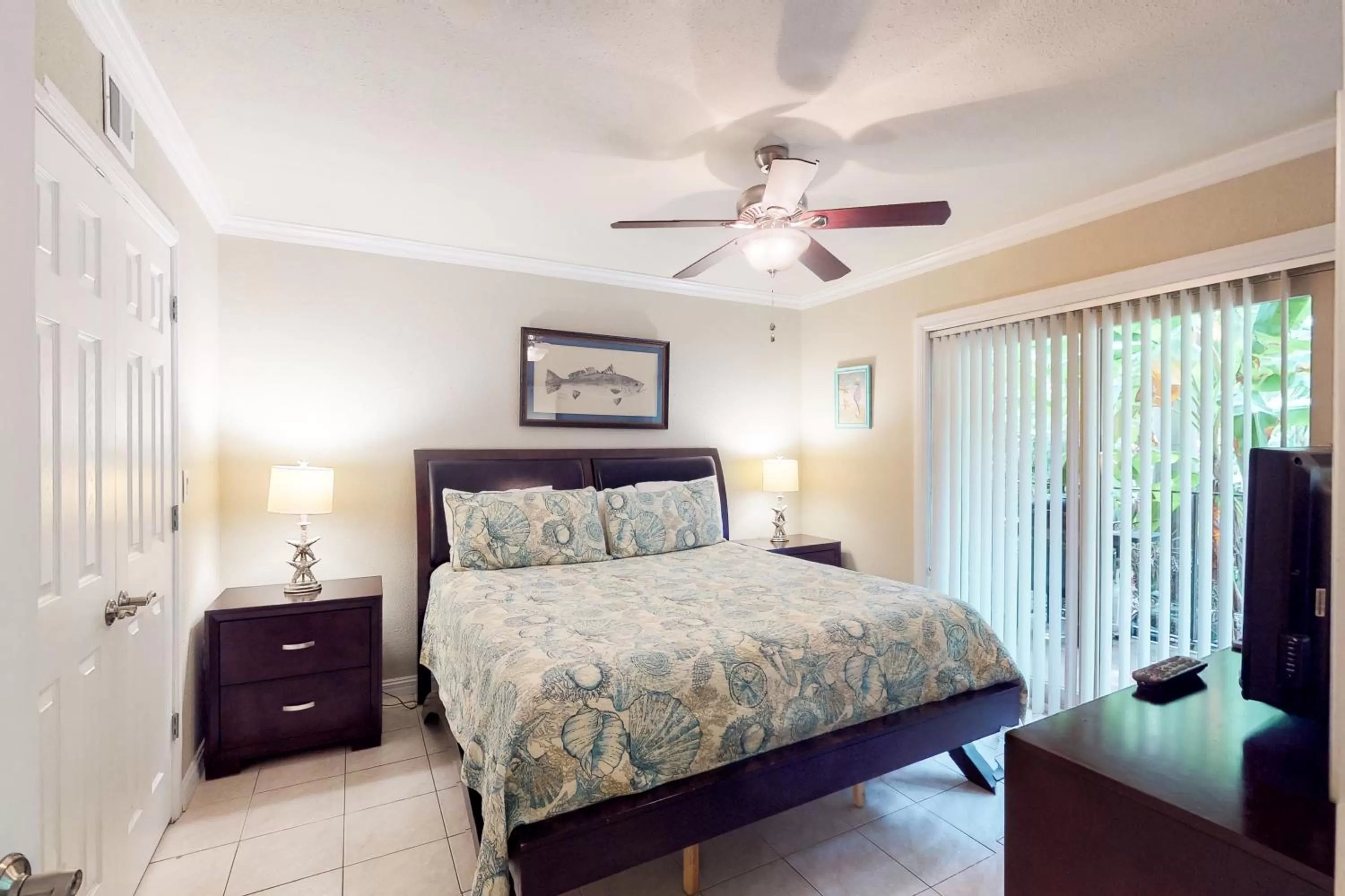 Bed in Beachview Condominiums: Wicker Wanderer (#109)