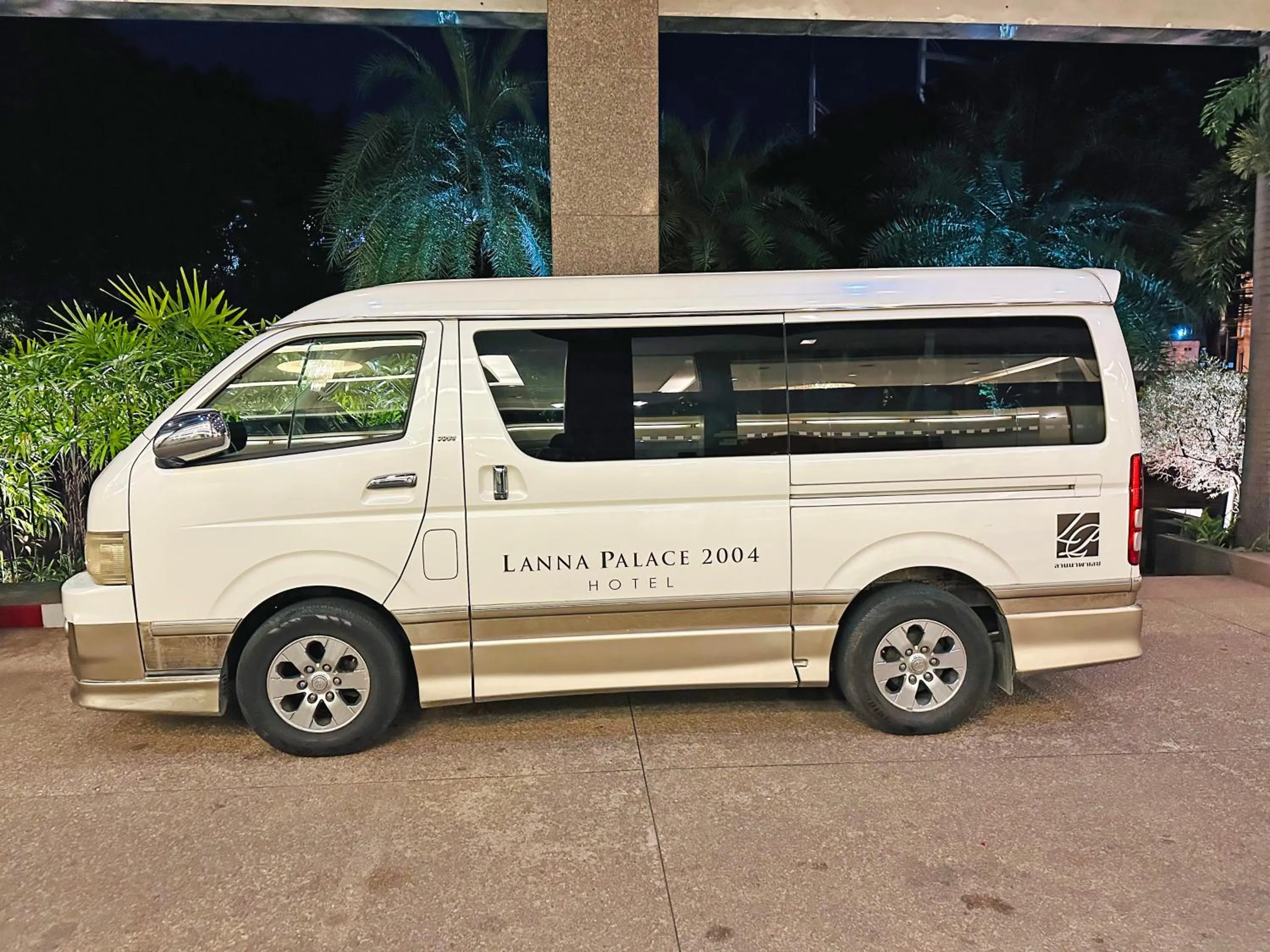 shuttle in Lanna Palace 2004