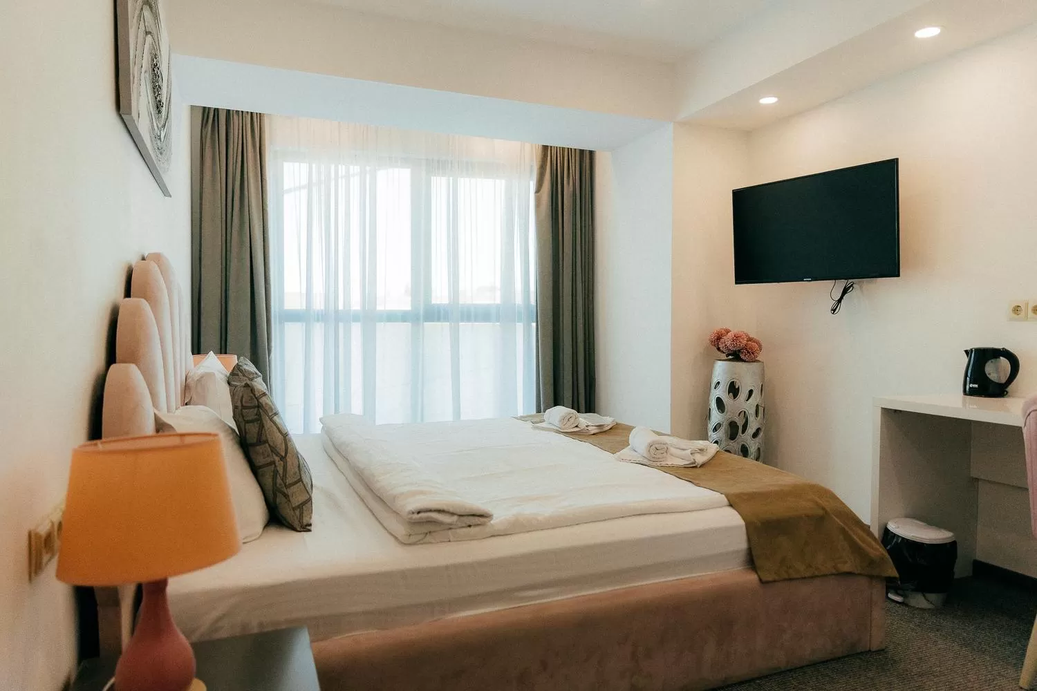 TV and multimedia, Bed in Royal Plaza Hotel