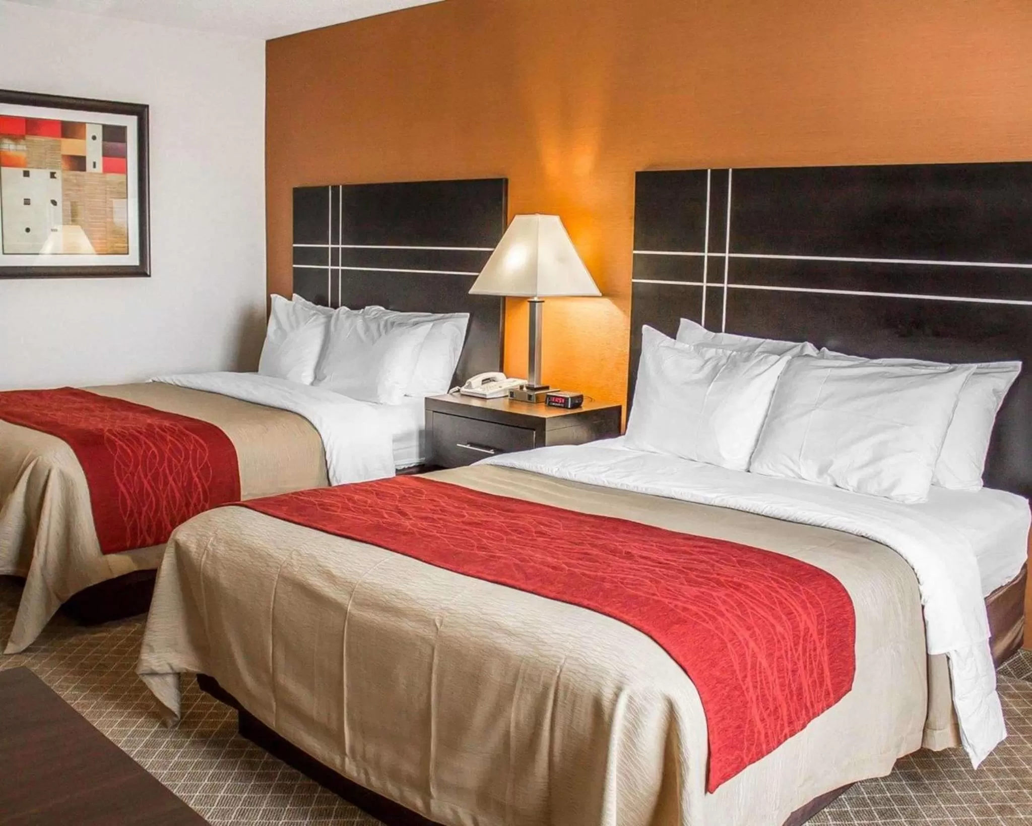 Bed in Norwood Inn & Suites Columbus