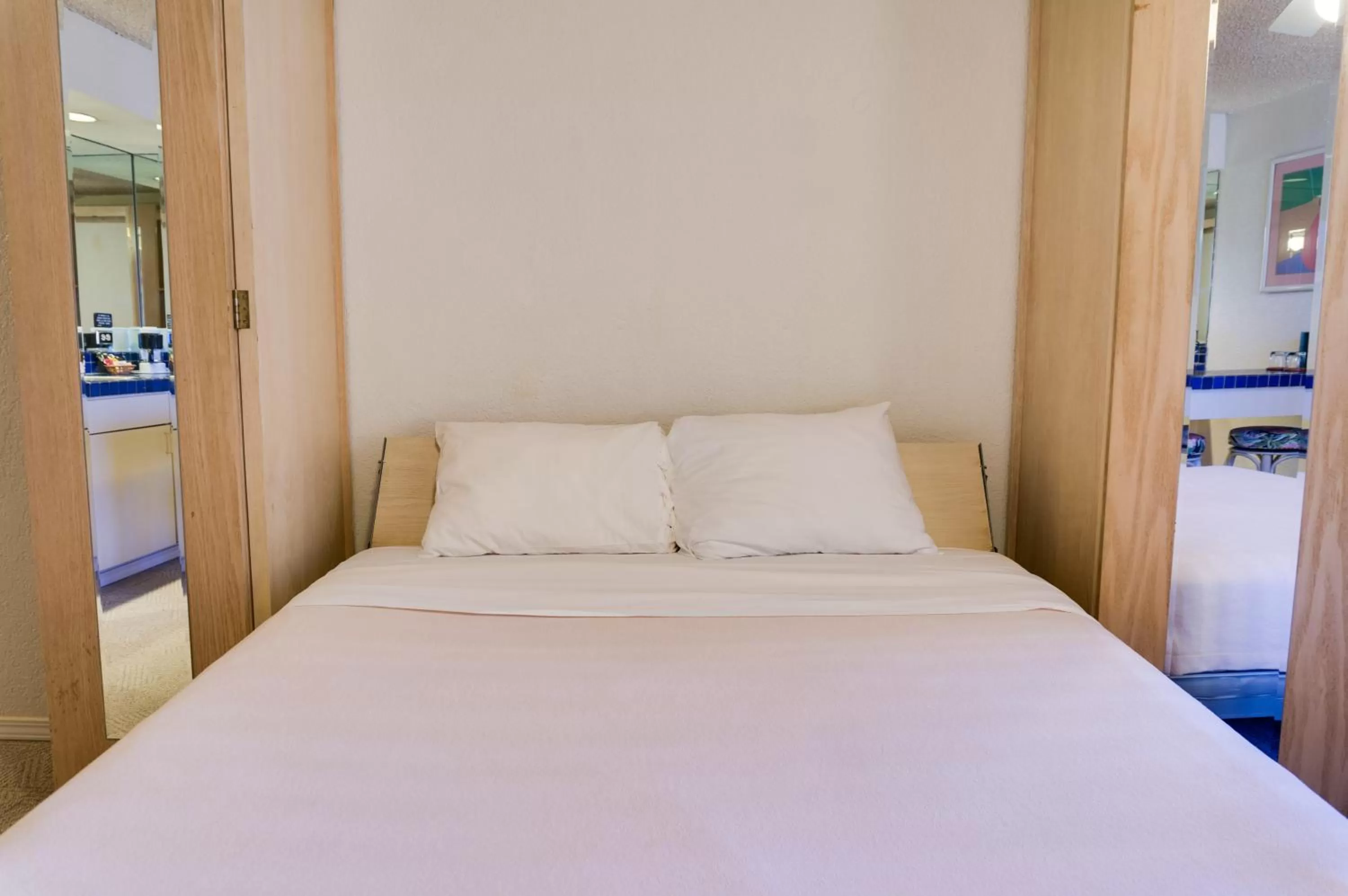 Bed in Kuhio Banyan Hotel (with Kitchenettes)