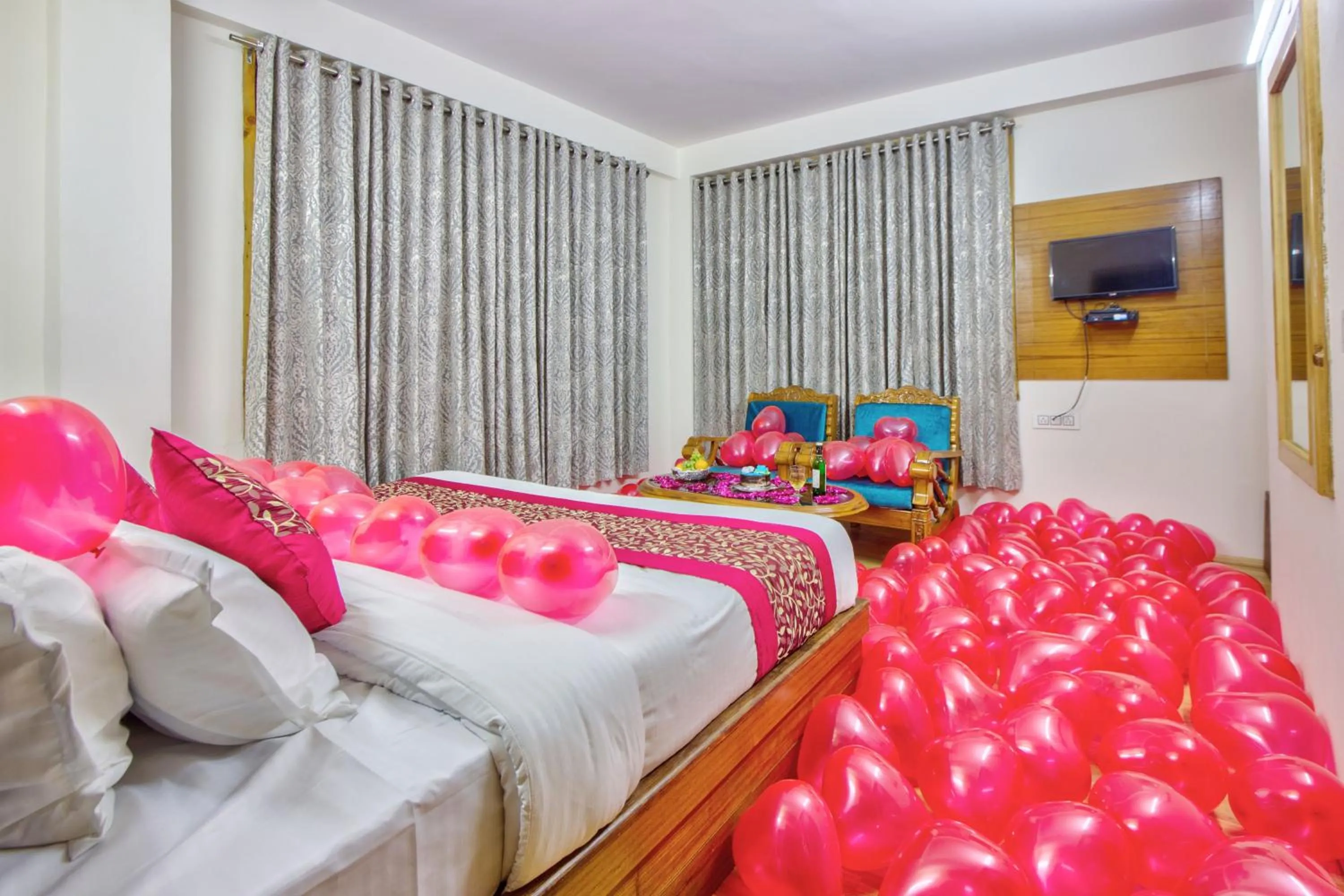 Communal lounge/ TV room, Bed in Thrill Nature Cottage