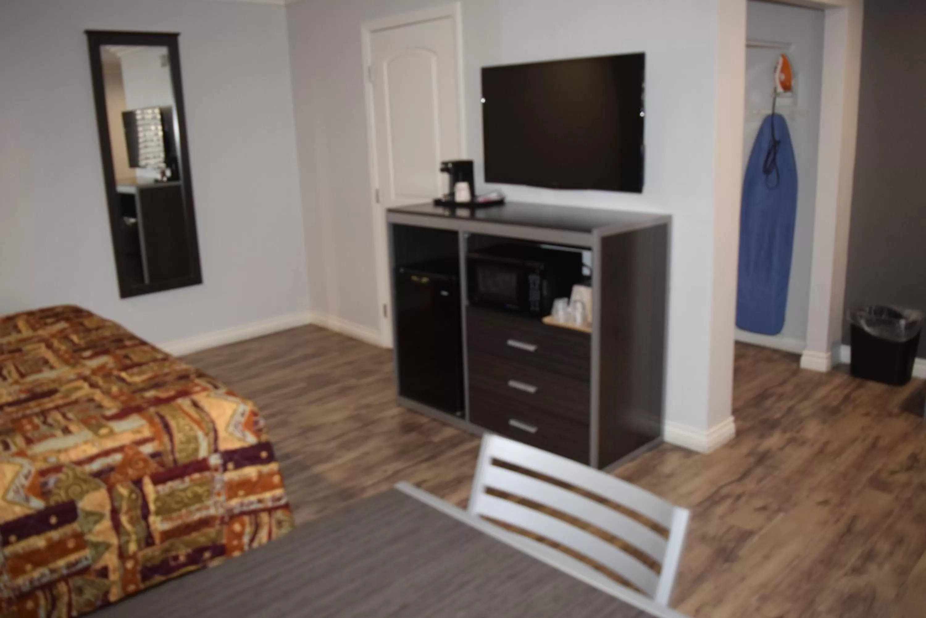 Bedroom, Bed in Deluxe Inn Hawthorne/ LAX