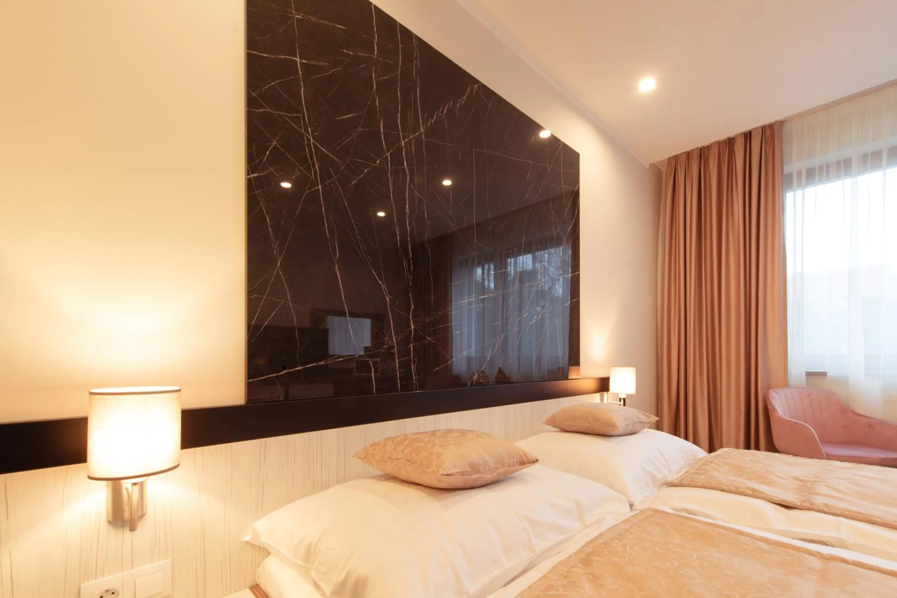 Property building, Bed in Hotel Viktor