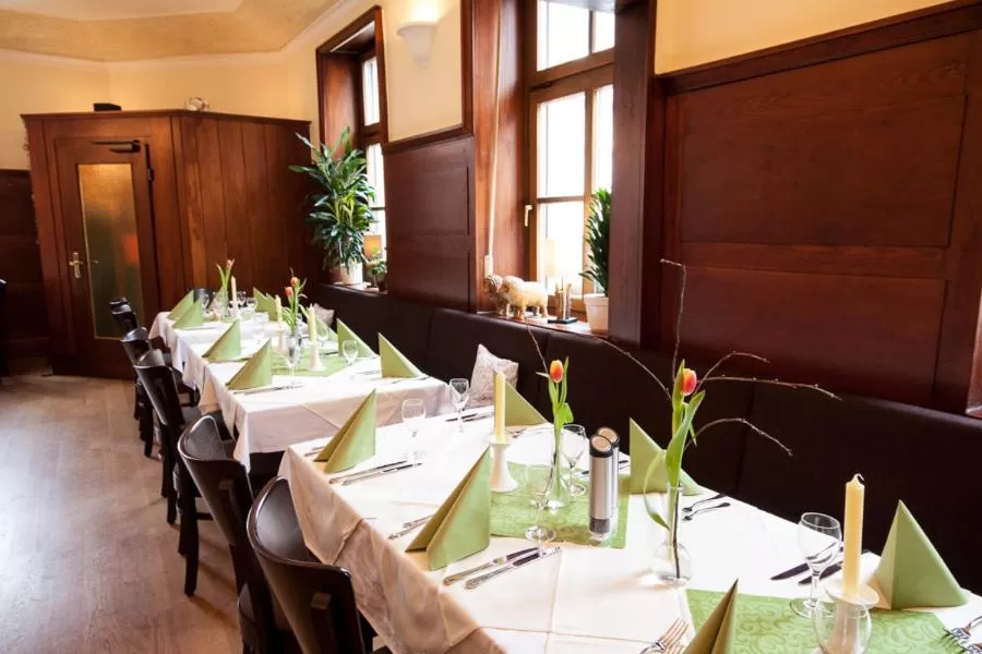 Restaurant/places to eat in Linde Restaurant & Hotel