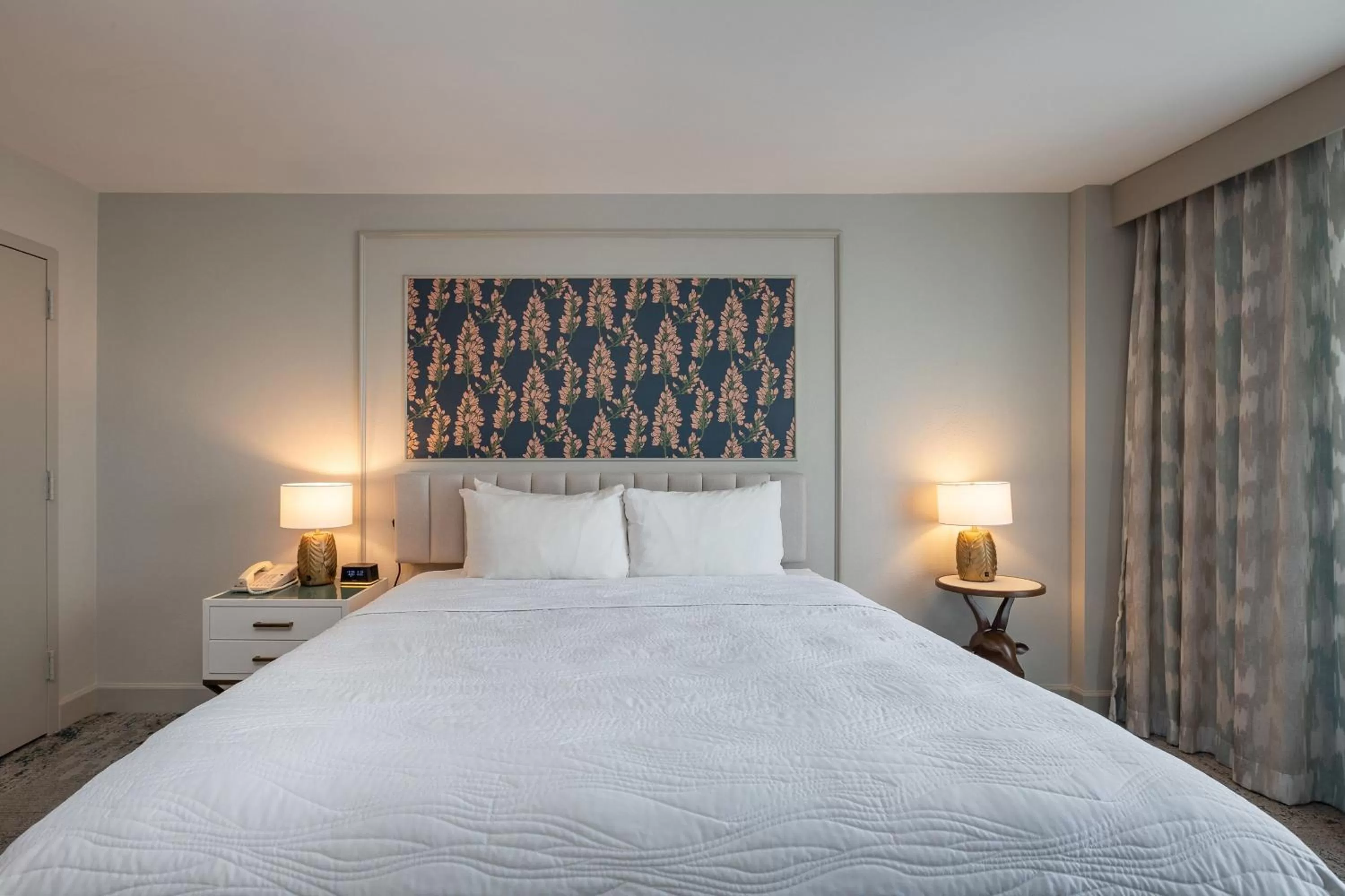 Photo of the whole room, Bed in Castle Hotel, Autograph Collection