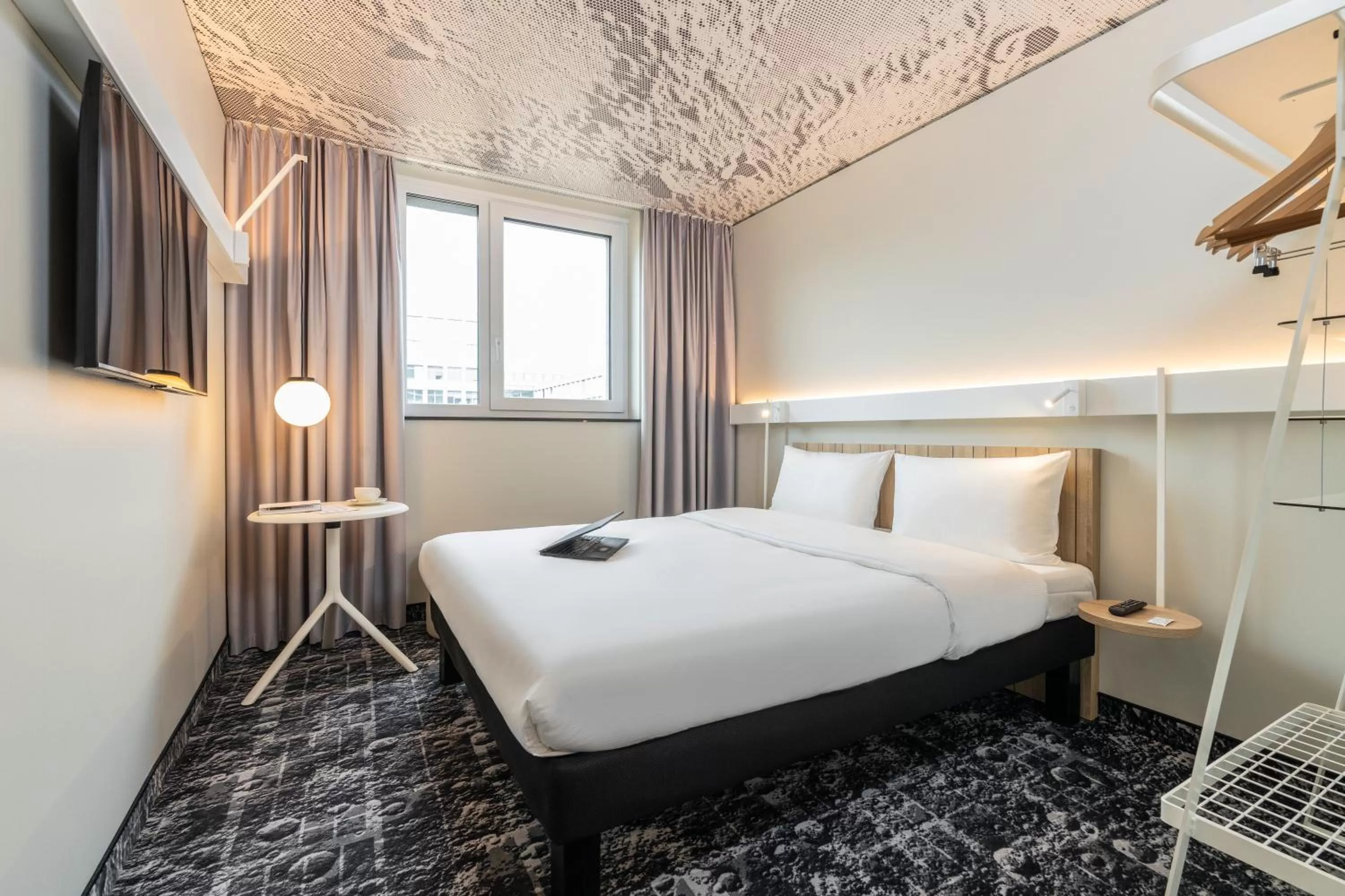 Photo of the whole room, Bed in ibis Duesseldorf Airport