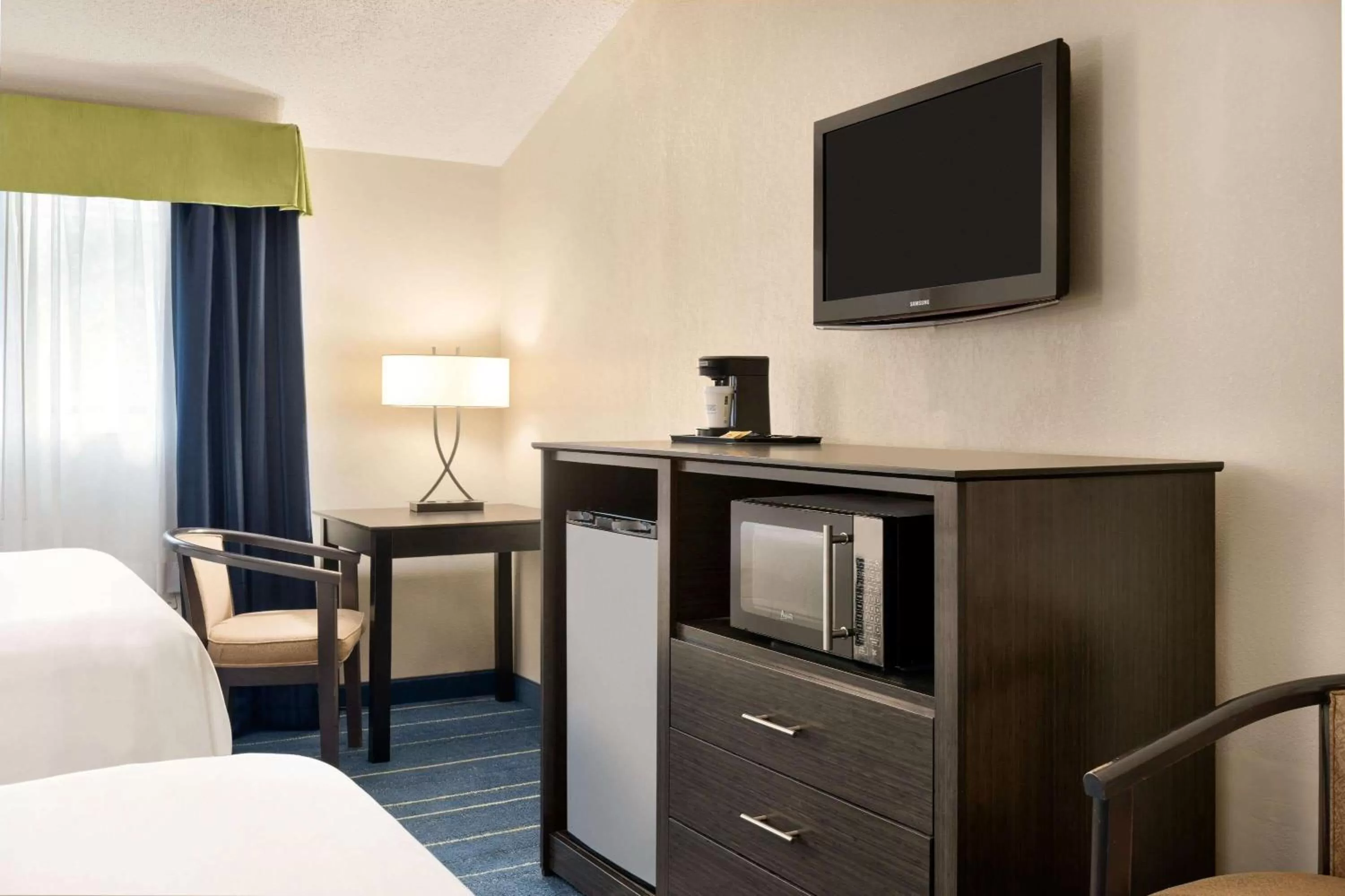 Photo of the whole room, Bed in Days Inn by Wyndham Tamworth