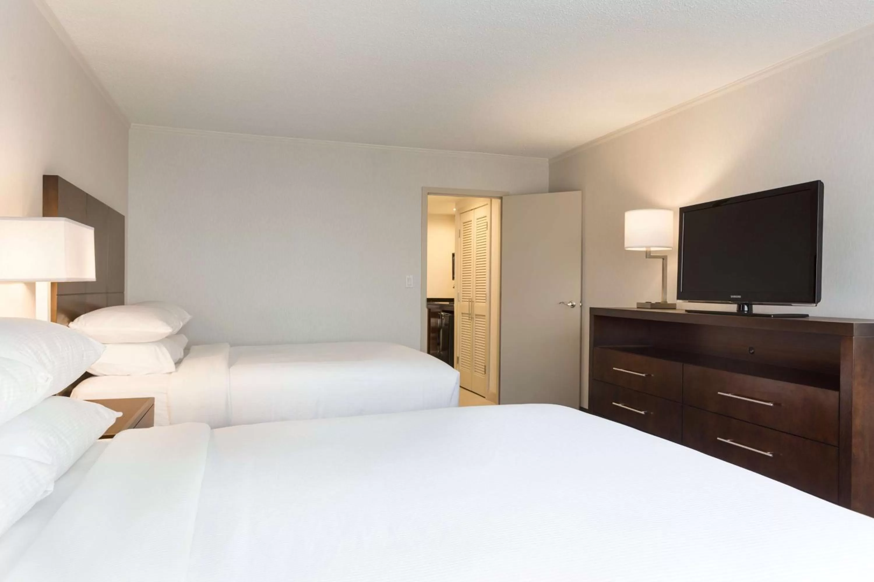 Bed in Embassy Suites by Hilton Baltimore at BWI Airport