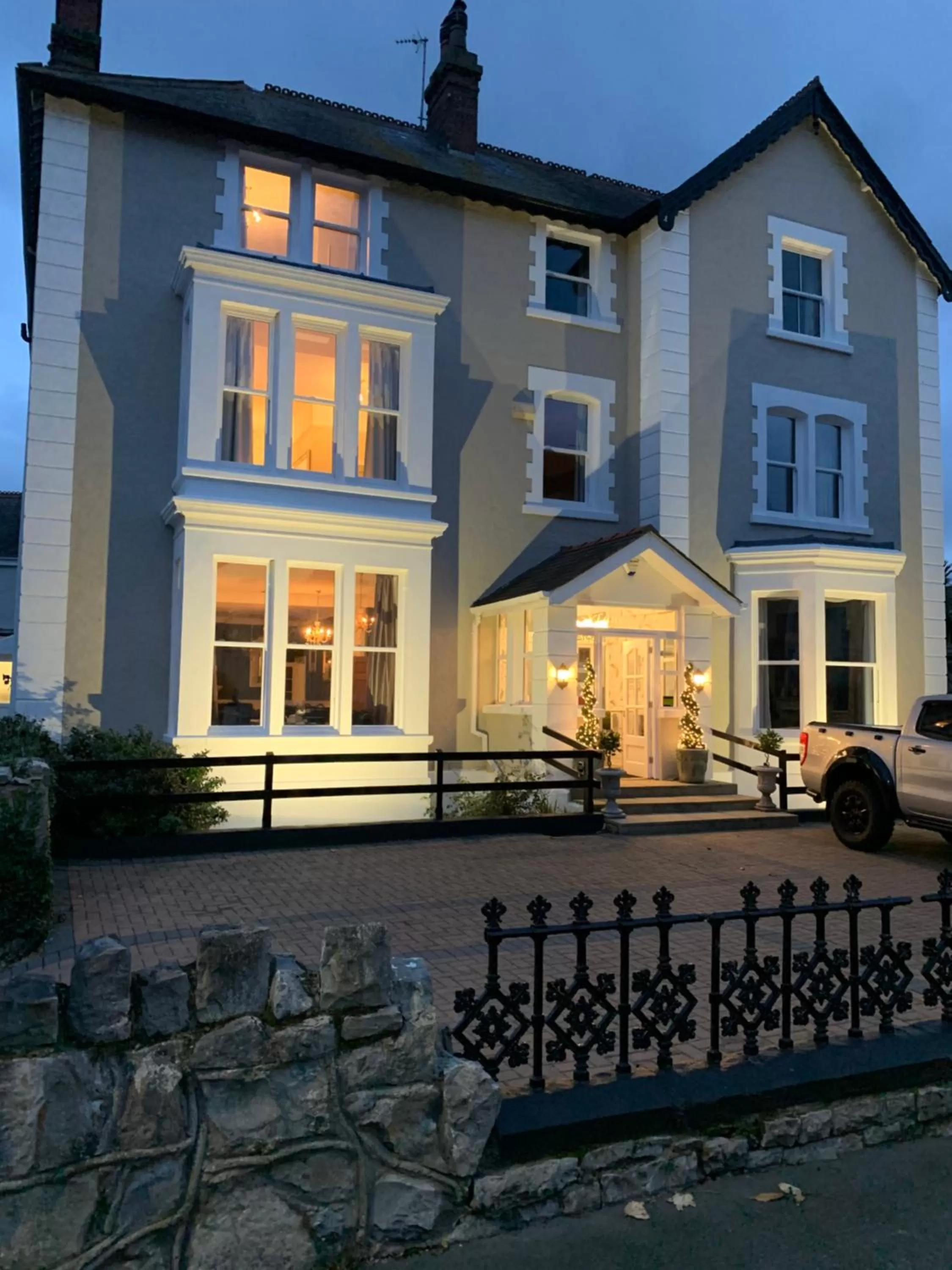 Property building in Lansdowne House with Private Car Park