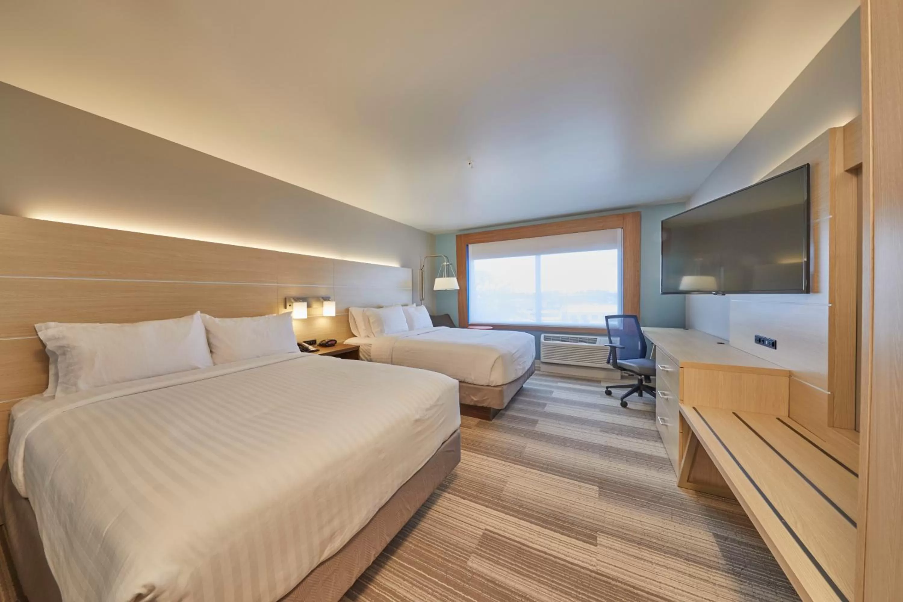 Photo of the whole room, Bed in Holiday Inn Express & Suites - Hermiston Downtown by IHG