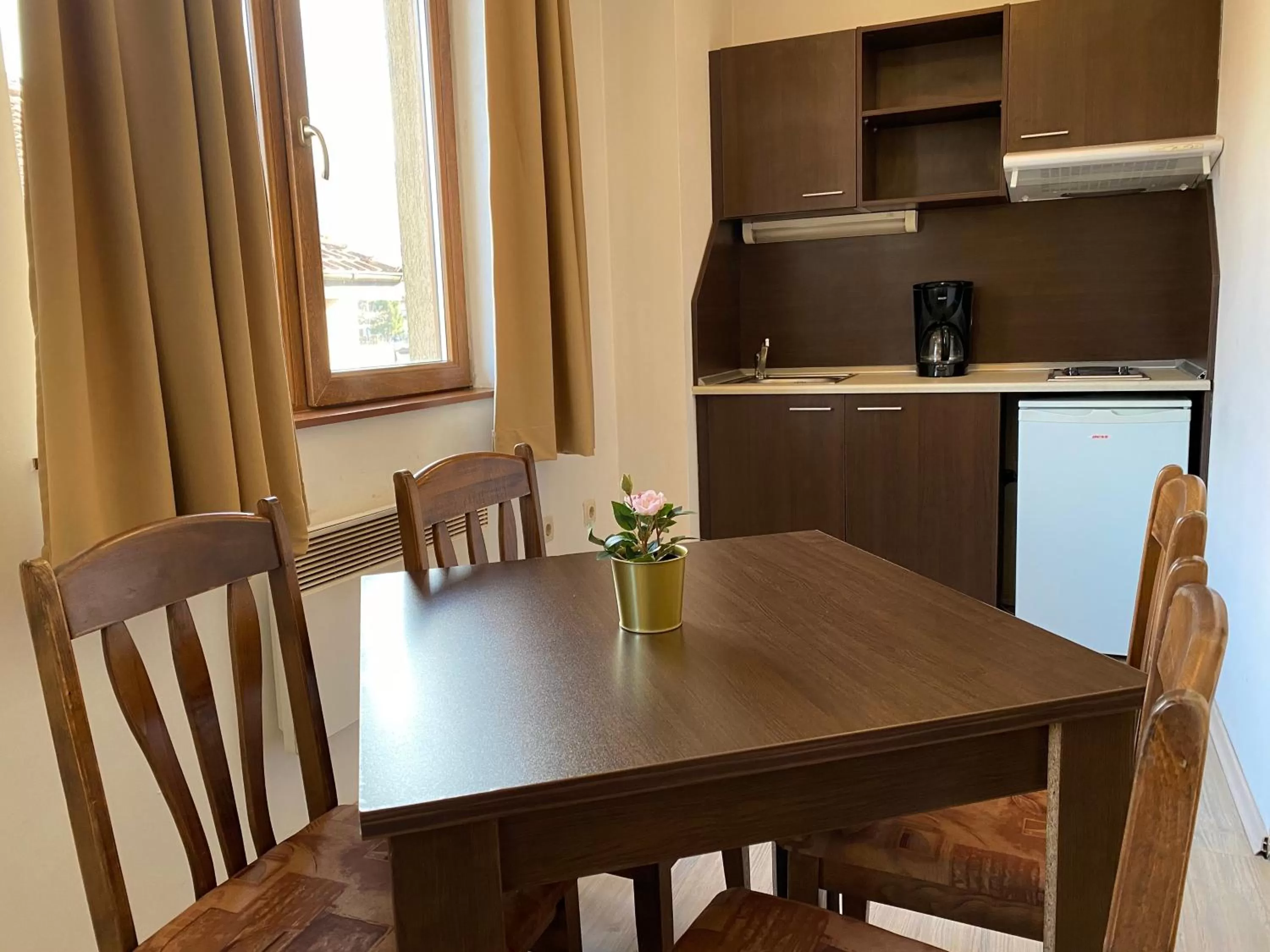 Kitchen or kitchenette, Dining Area in StayInn Banderitsa Apartments with kitchen & BBQ