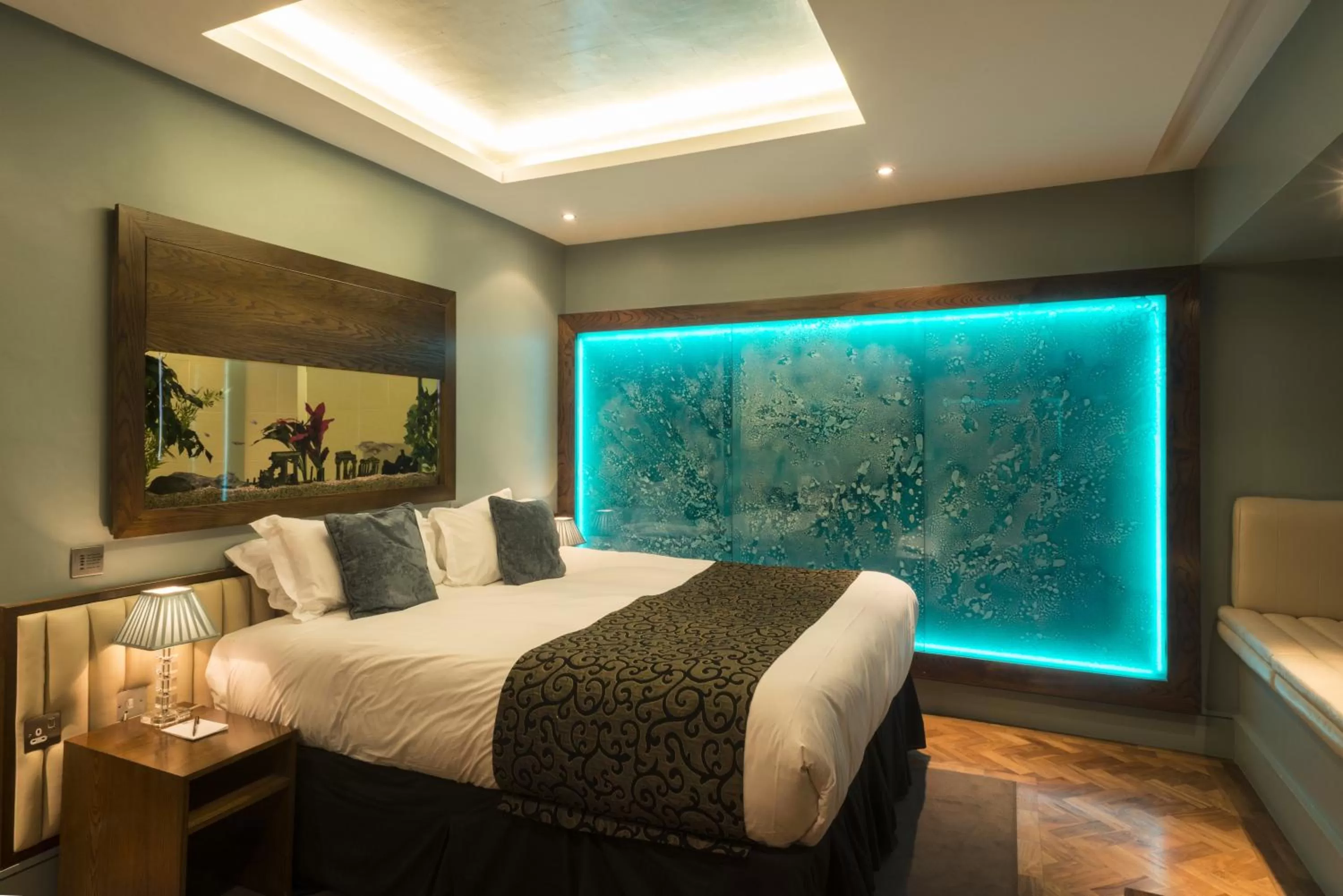 Photo of the whole room, Bed in Le Monde Hotel