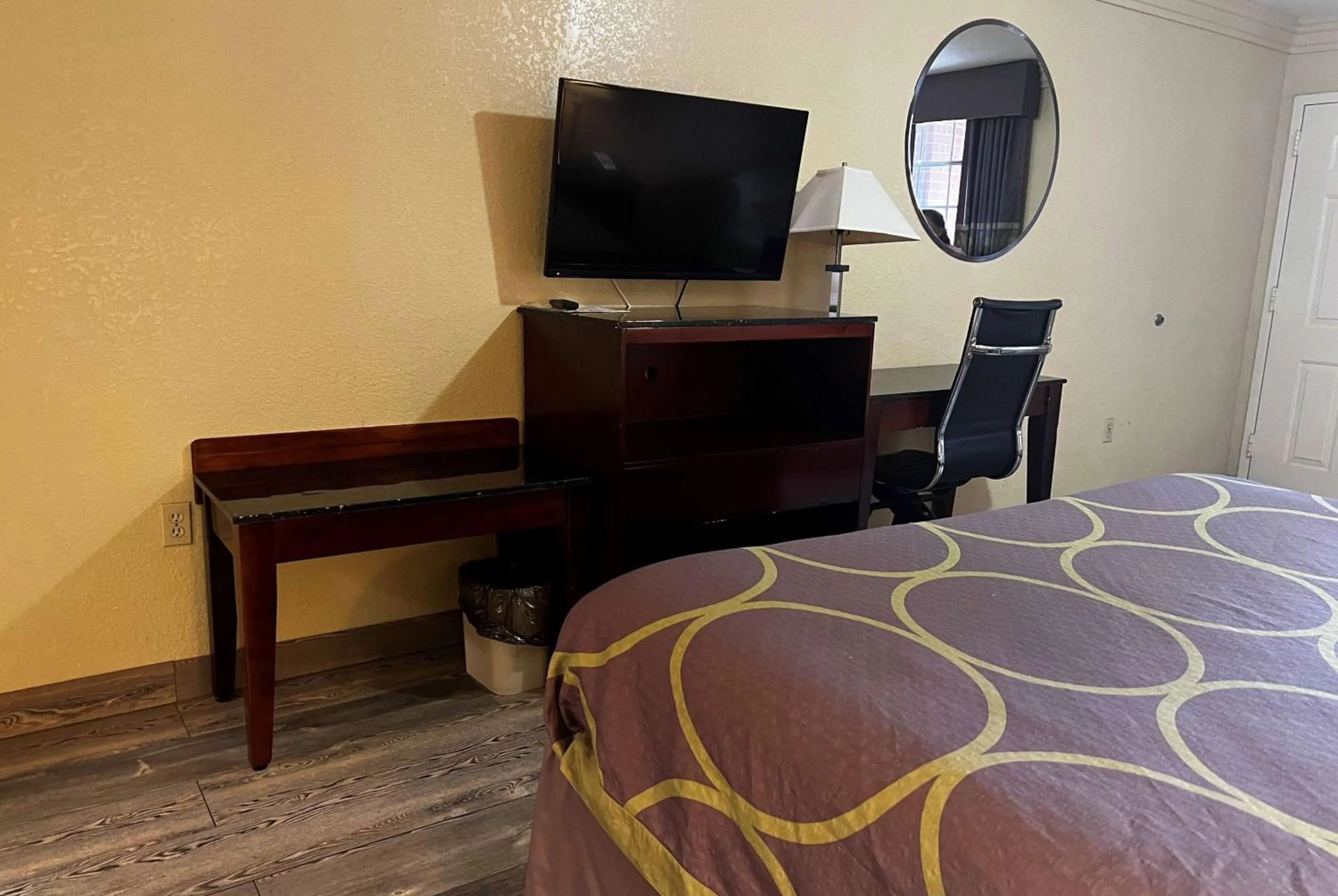 Photo of the whole room, Bed in Super 8 by Wyndham Houston West Katy