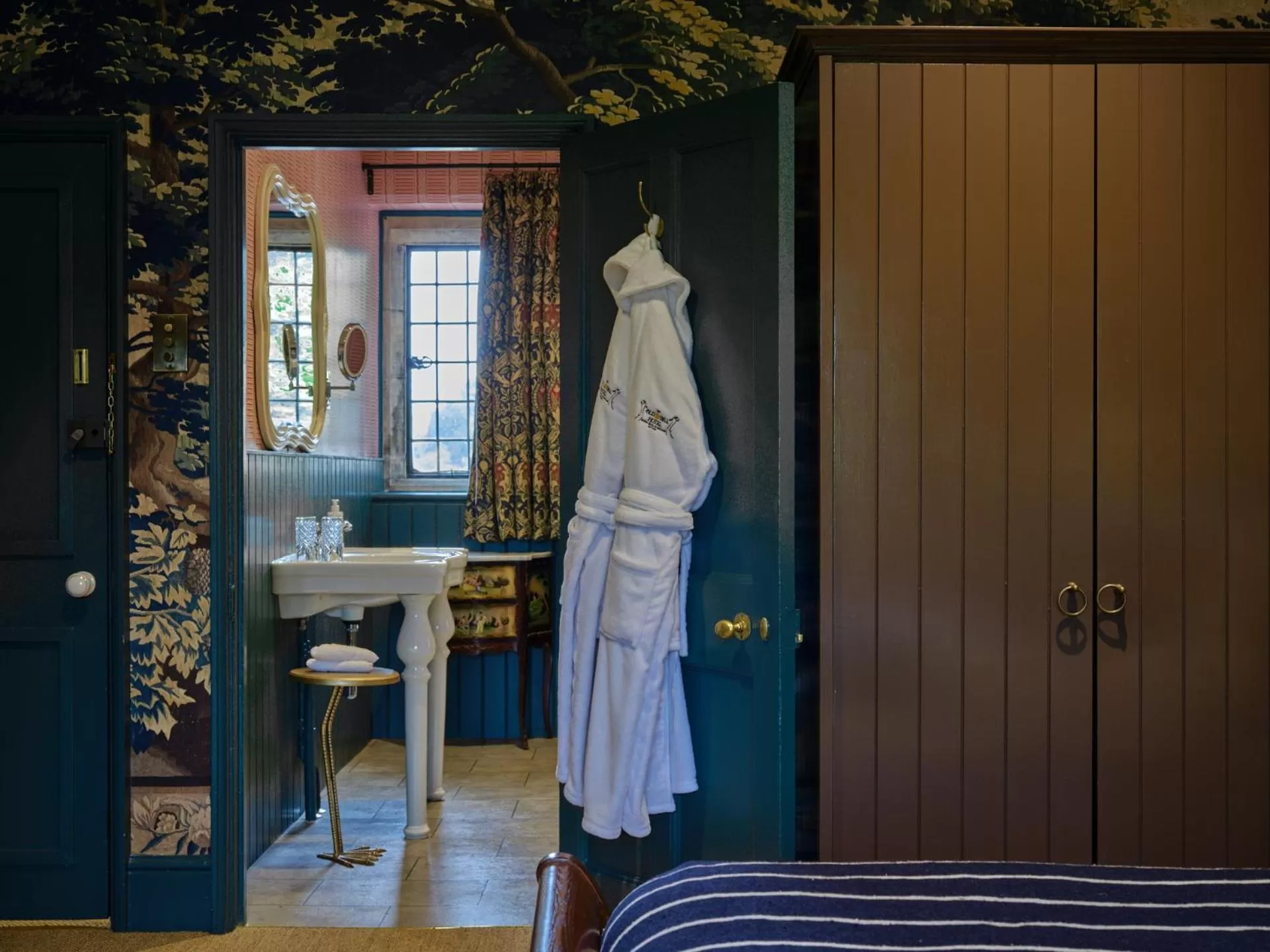 Bedroom, Bed in Old Bell Hotel