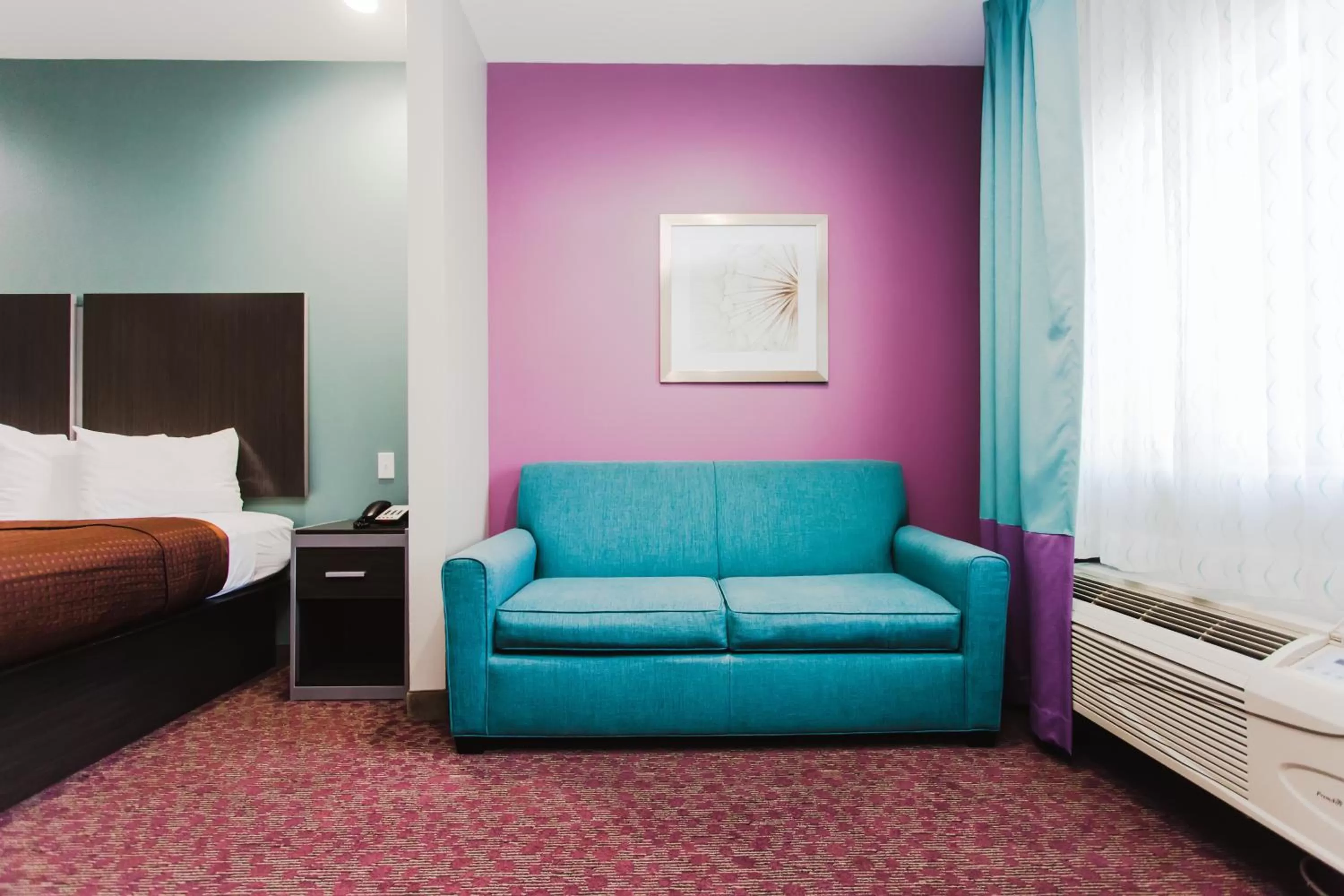 Seating area, Bed in Express Inn - Spring