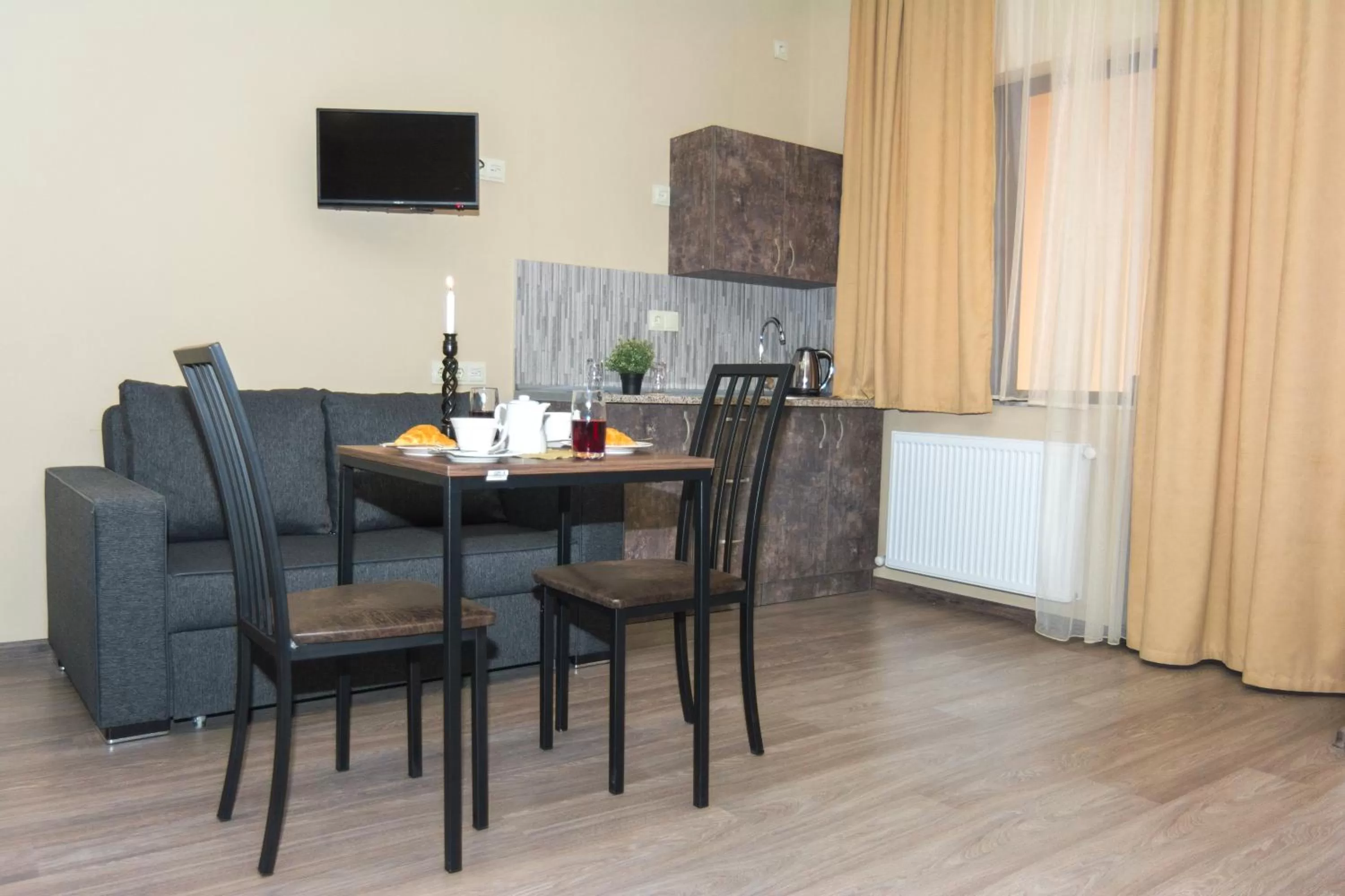 Communal lounge/ TV room in Hotel Nabadi