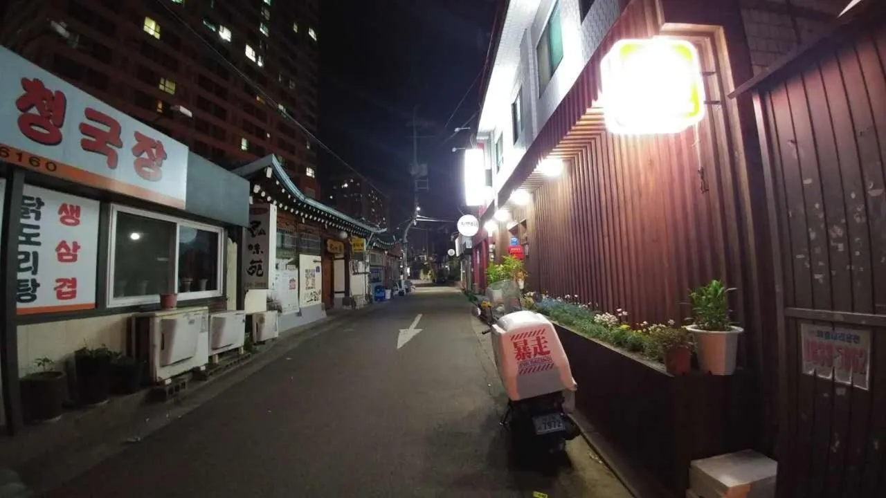 Facade/entrance in Naru Hostel Korea