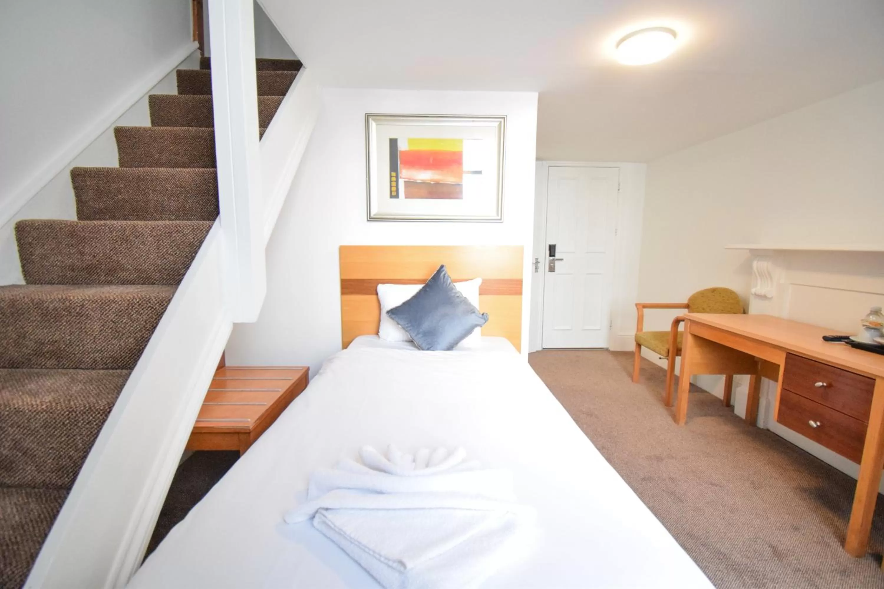 Bed in Pembridge Palace Hotel