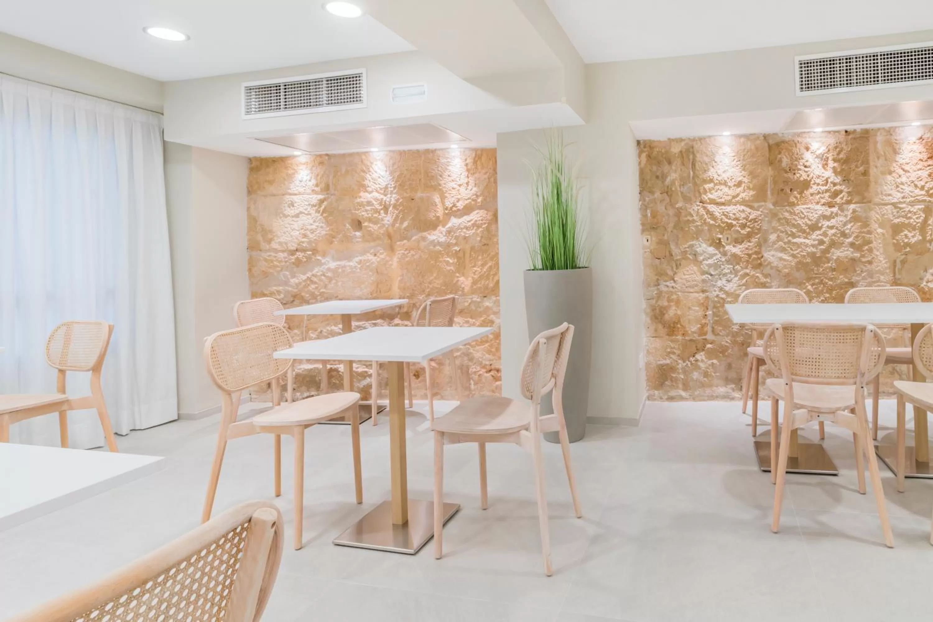 Restaurant/places to eat in Hotel Almudaina