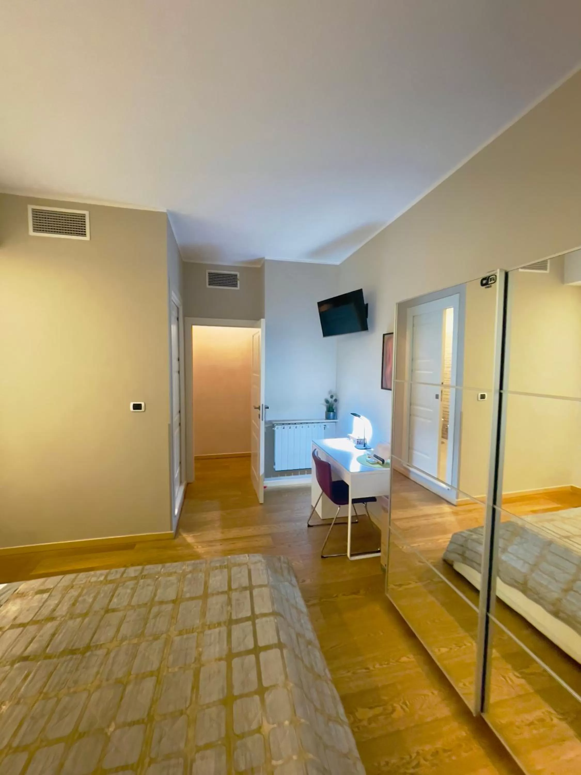 Double Room with Private Bathroom in Smart House Rental Rooms FREE PARKING