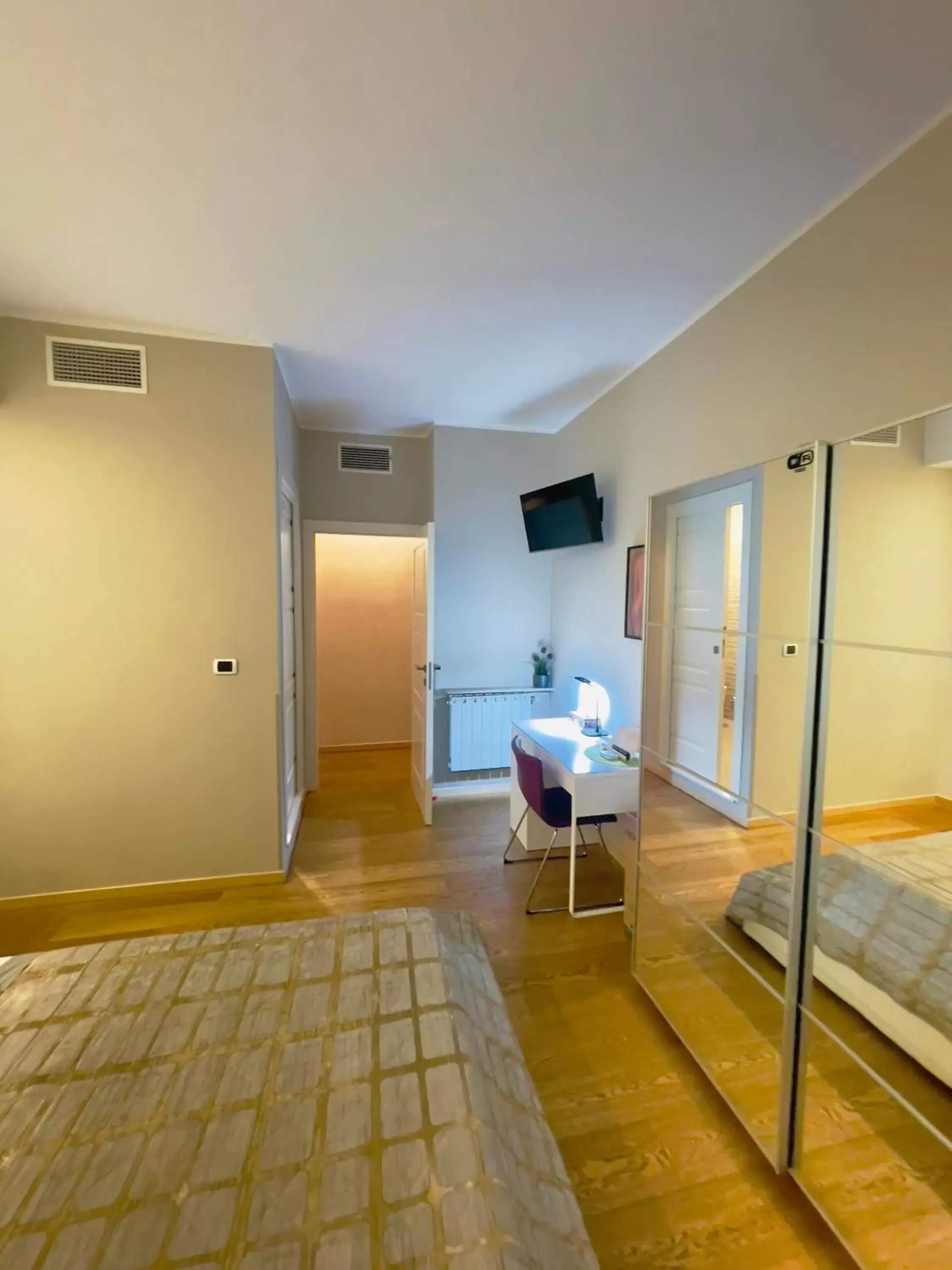 Double Room with Private Bathroom in Smart House Rooms FREE PARKING Double Room with Private Bathroom in Smart House Rooms FREE PARKING