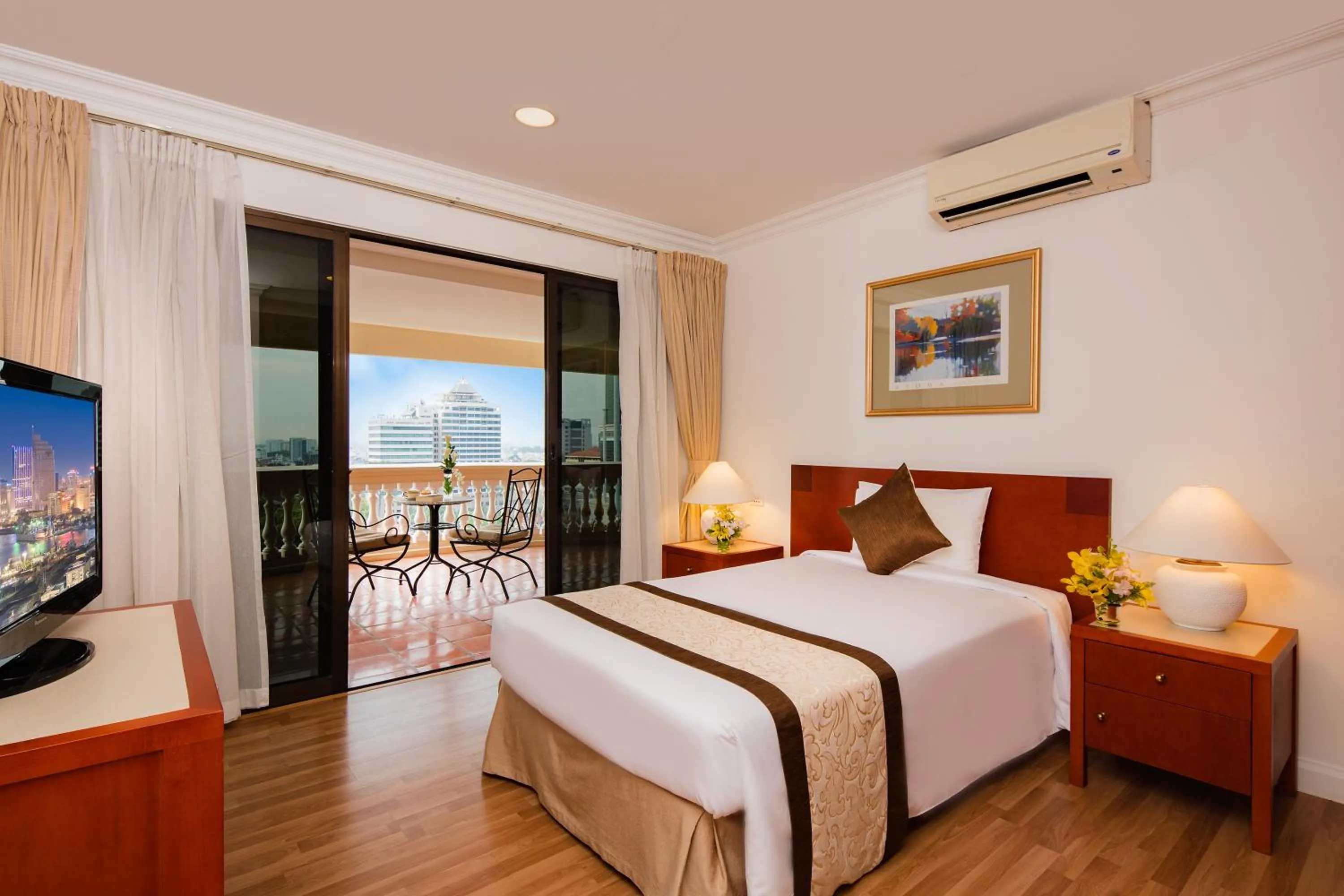 Balcony/Terrace, Bed in Norfolk Mansion - Luxury Serviced Apartment