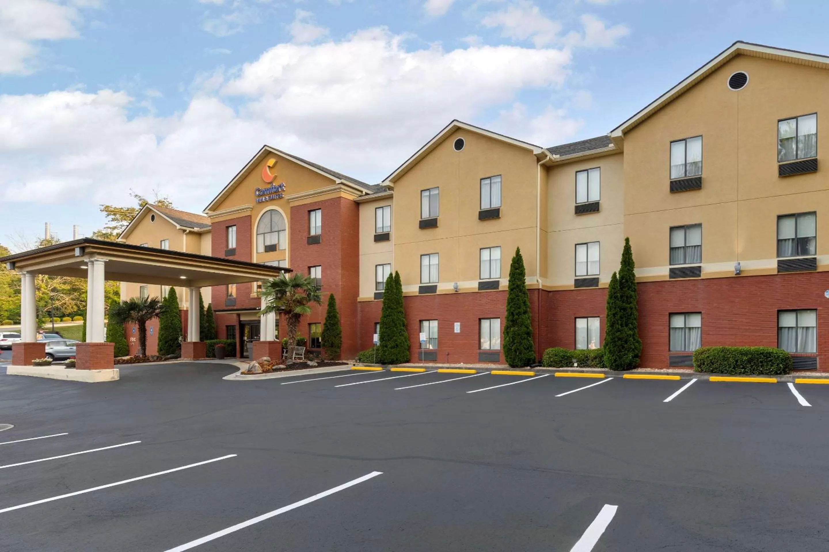 Property building in comfort & inn Suites