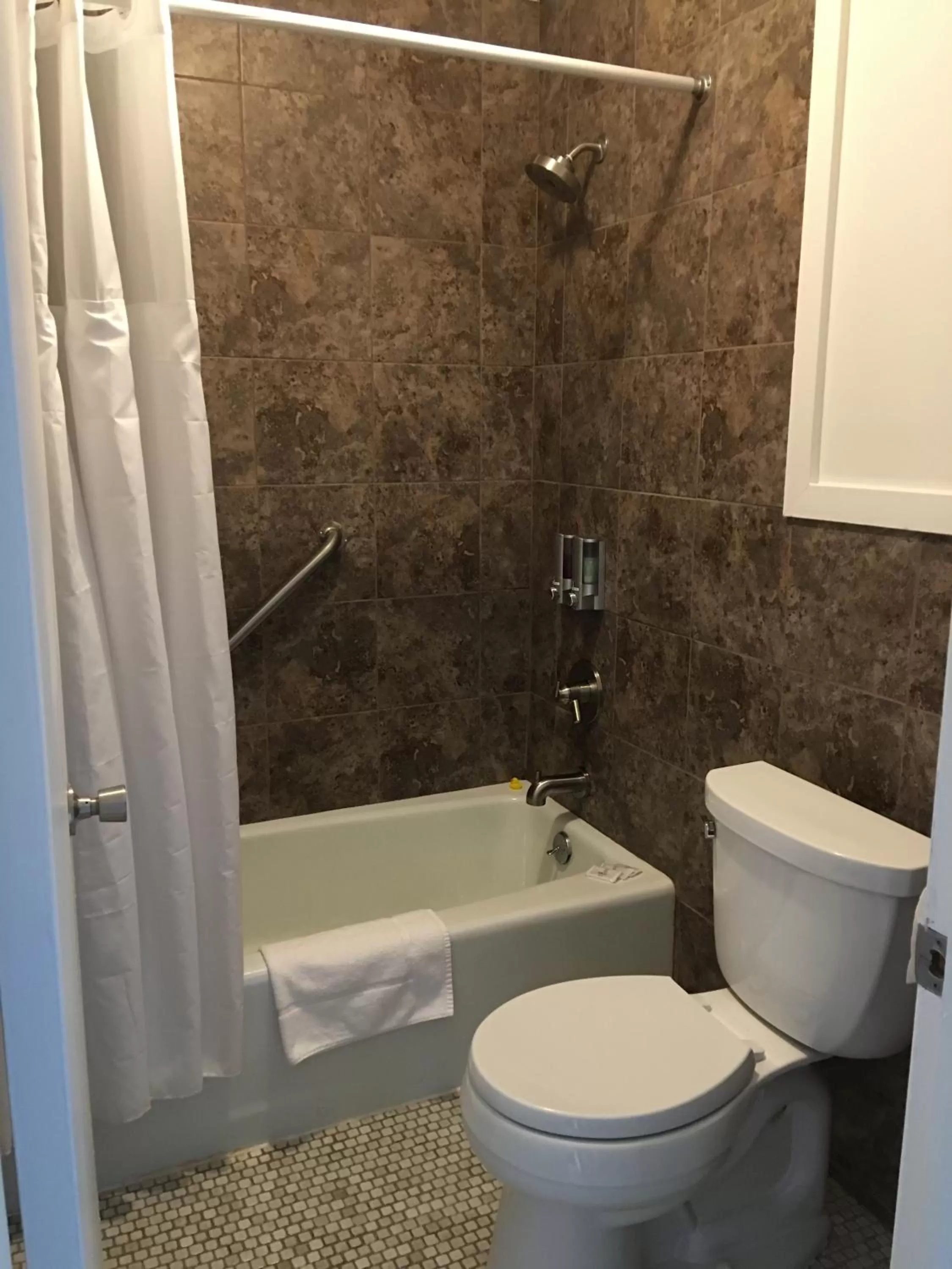 Bathroom in Cardinal Inn