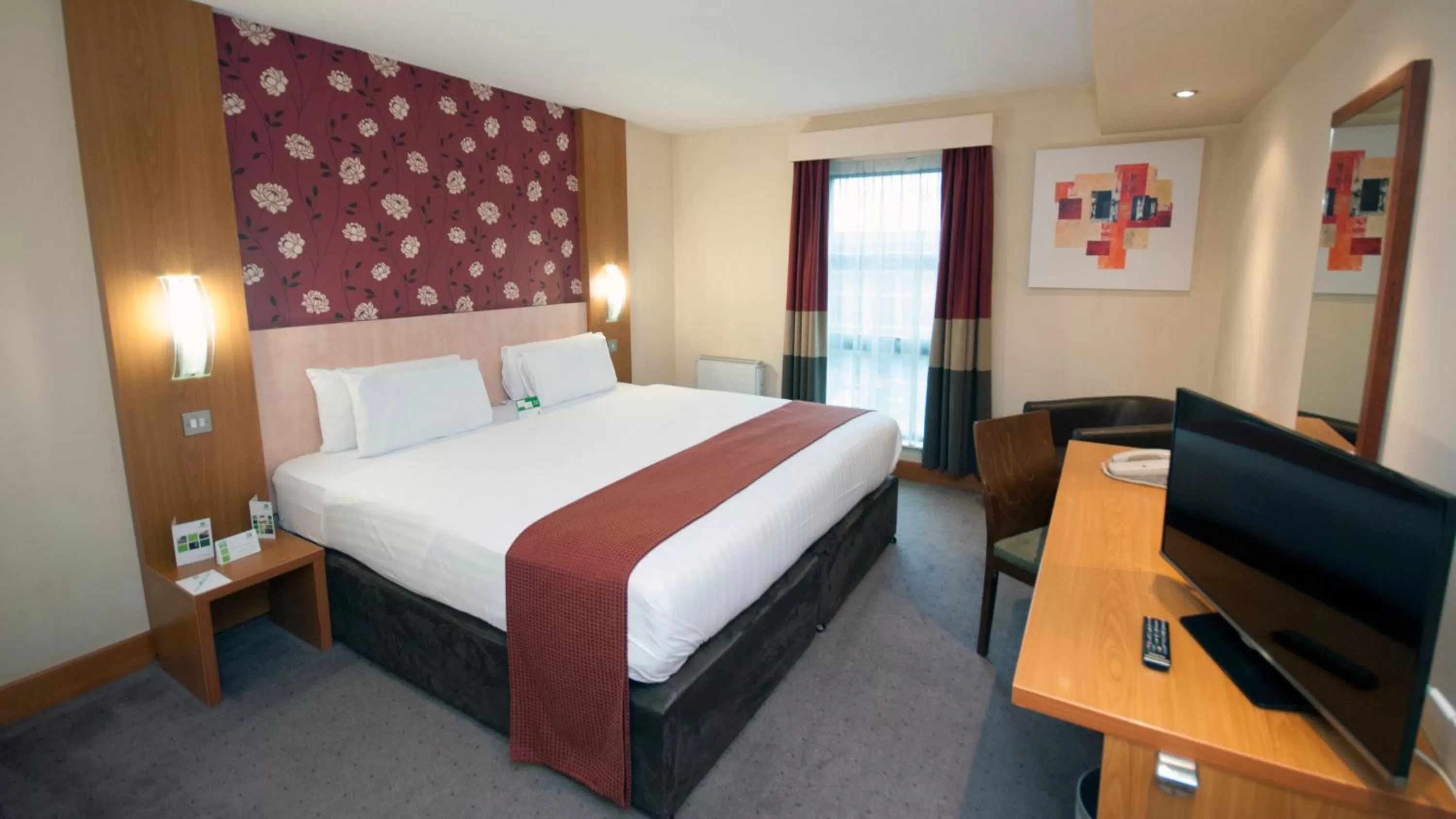 Bed in Holiday Inn Manchester - Central Park, an IHG Hotel