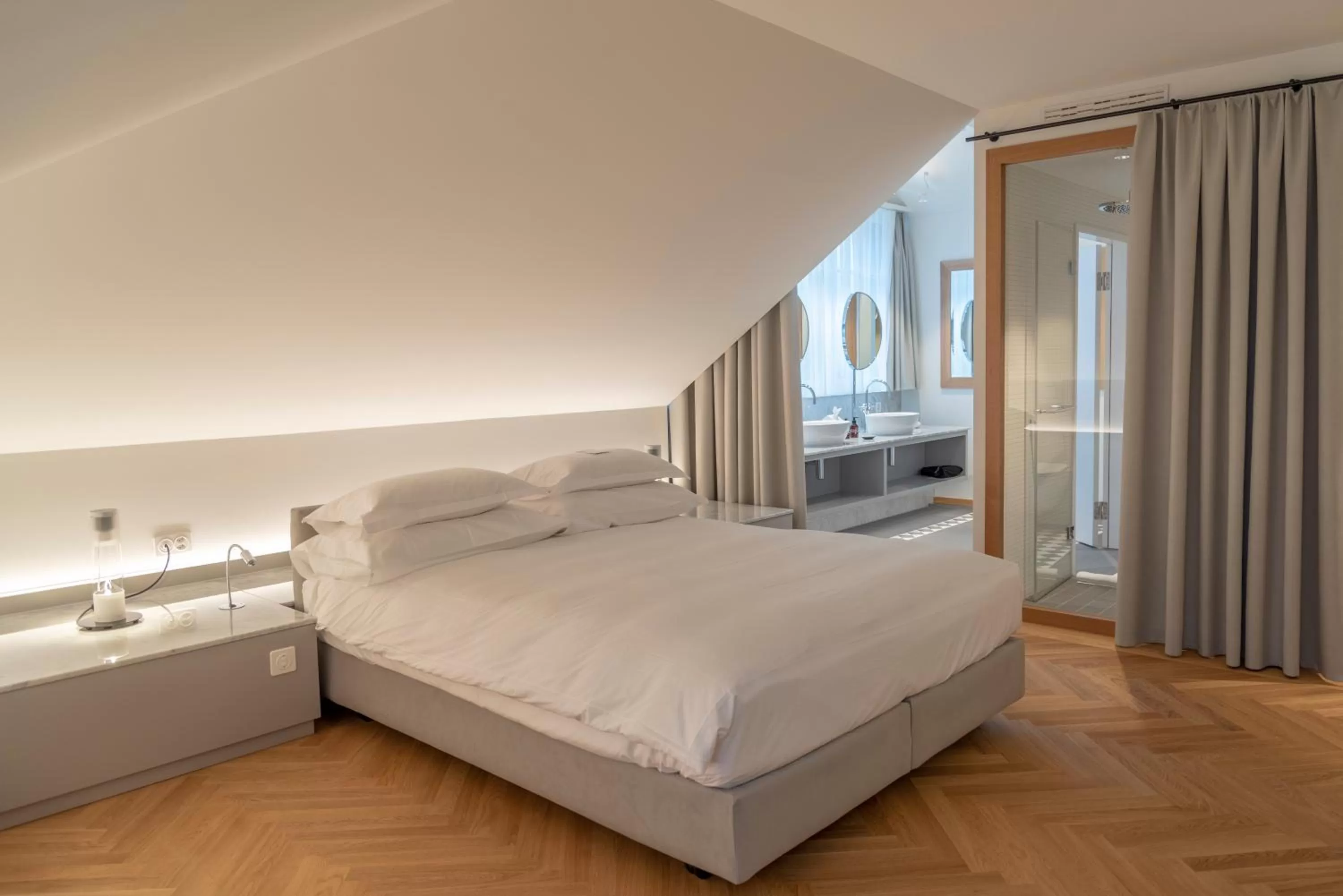 Bed in CASPAR Swiss Quality Hotel