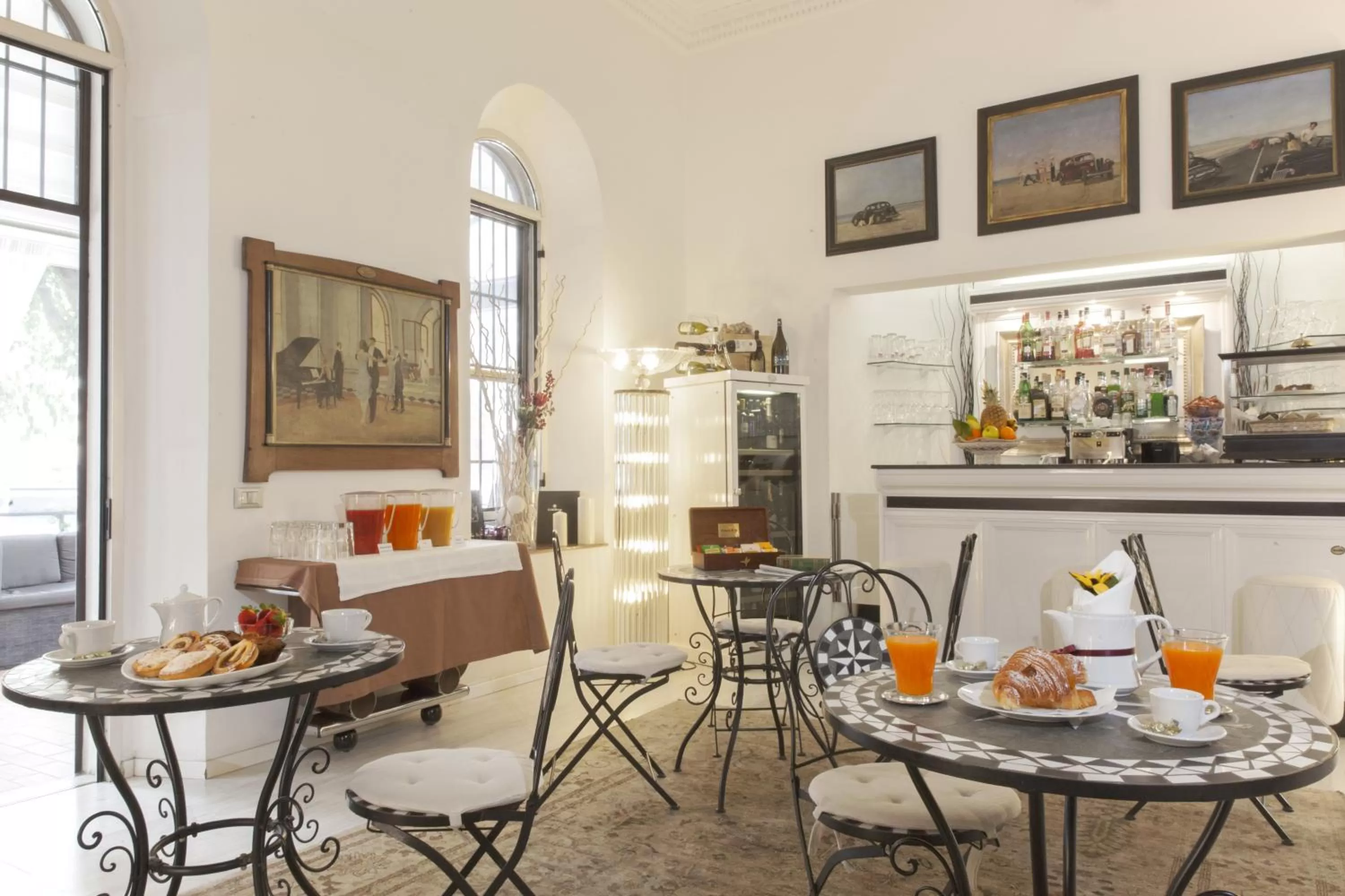 Restaurant/places to eat in Villa Pirandello