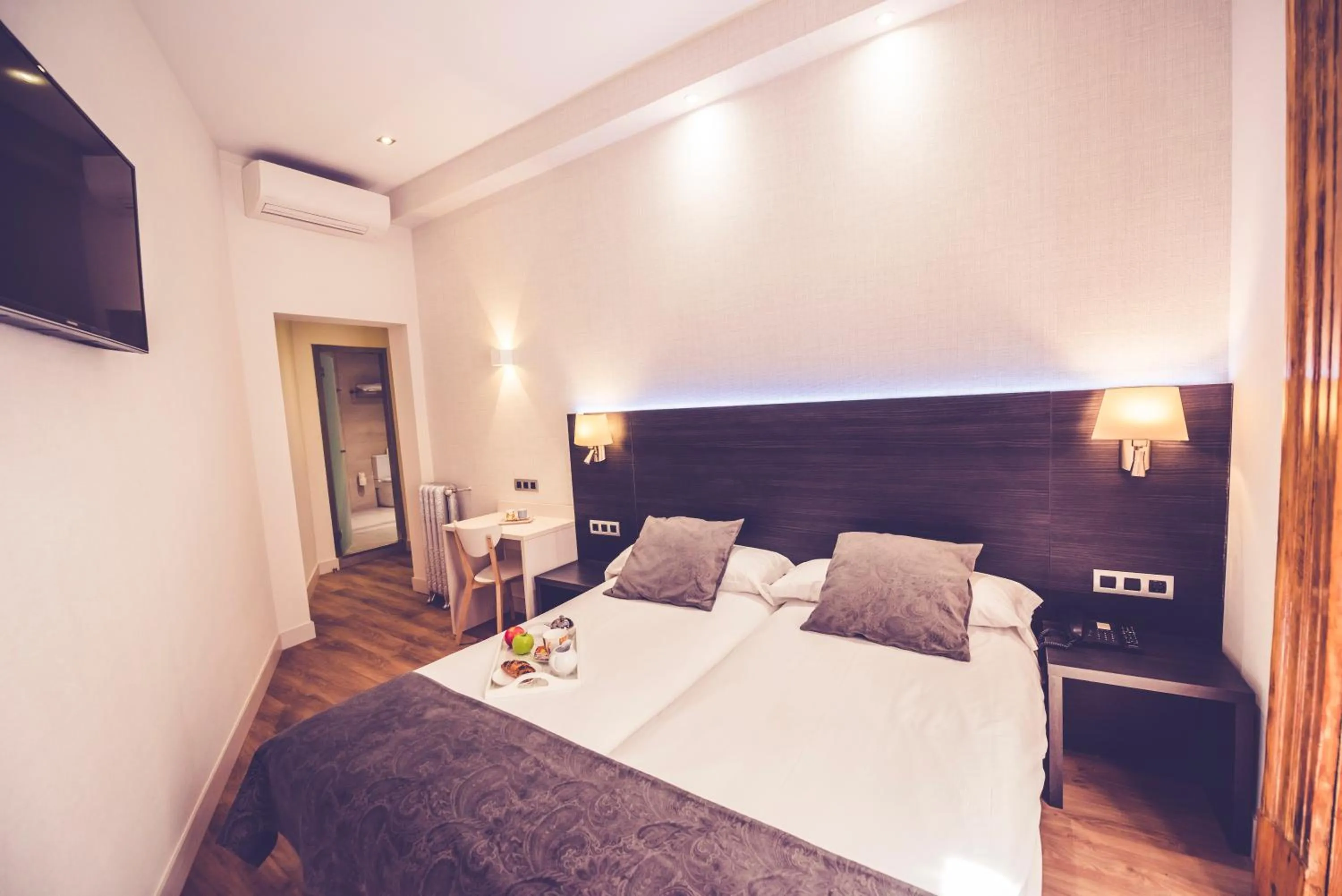 Bedroom, Bed in Hostal Marlasca